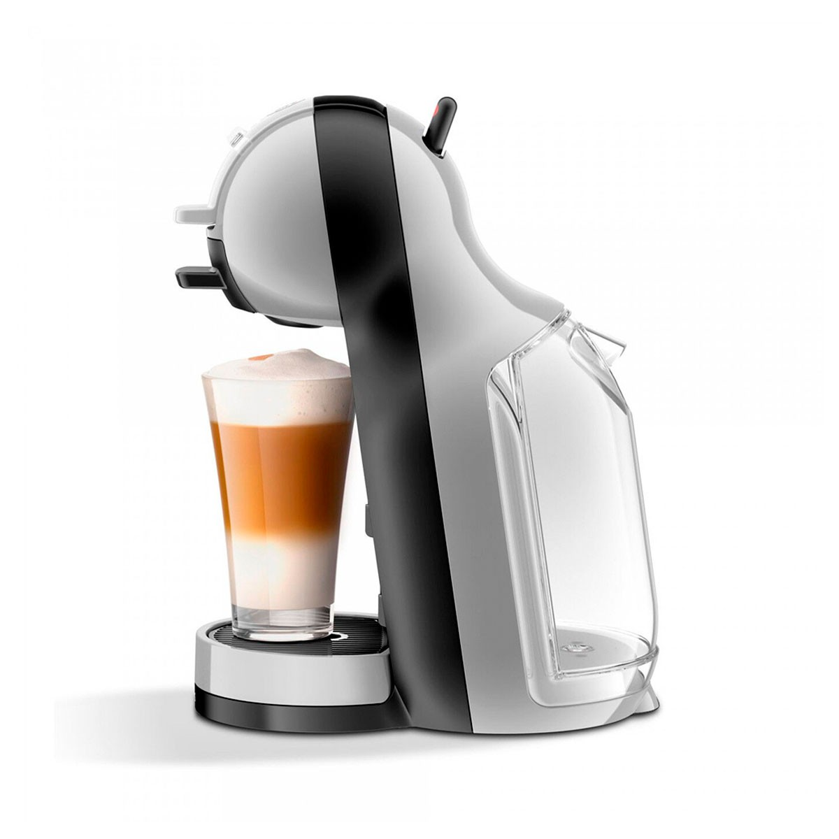 Moderna macchina da caffè bianca e nera con un bicchiere di latte macchiato sul vassoio raccogligocce su sfondo bianco.