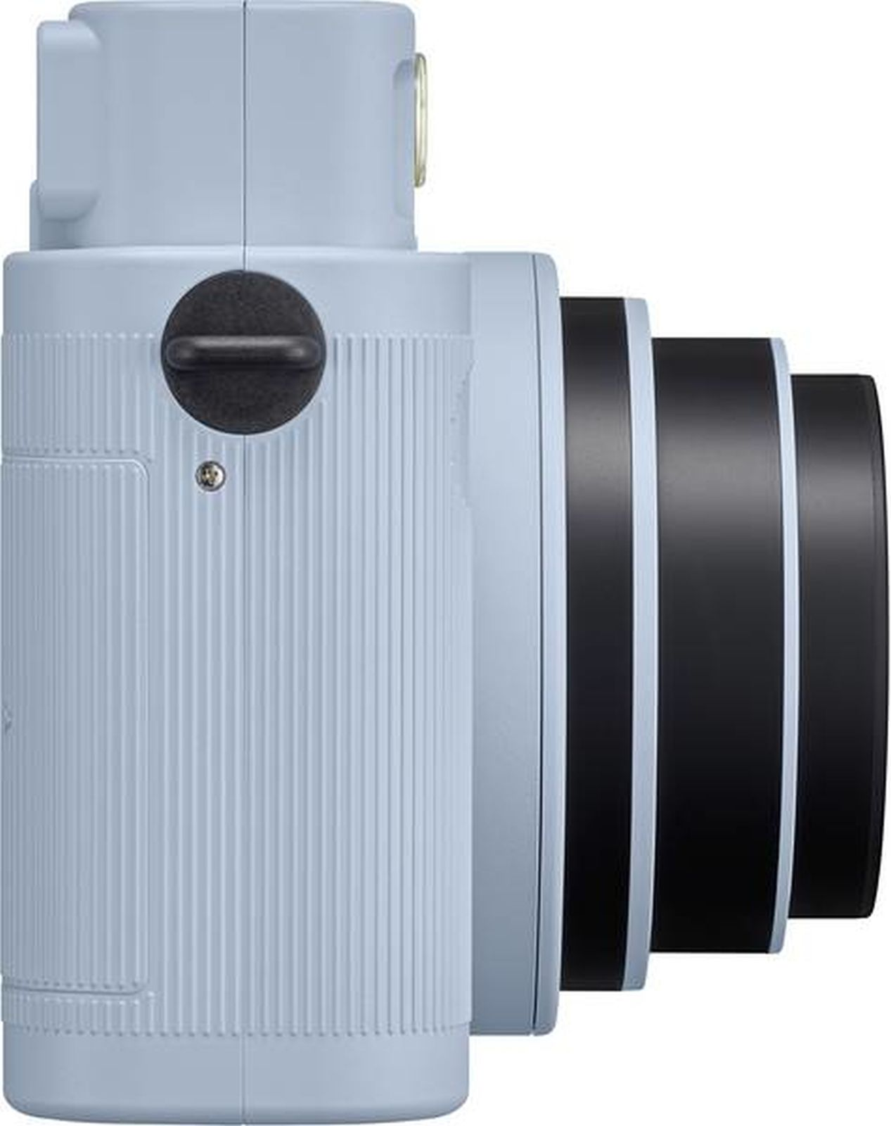 Vista laterale di una fotocamera istantanea azzurra con obiettivo nero e blu esteso su sfondo bianco.