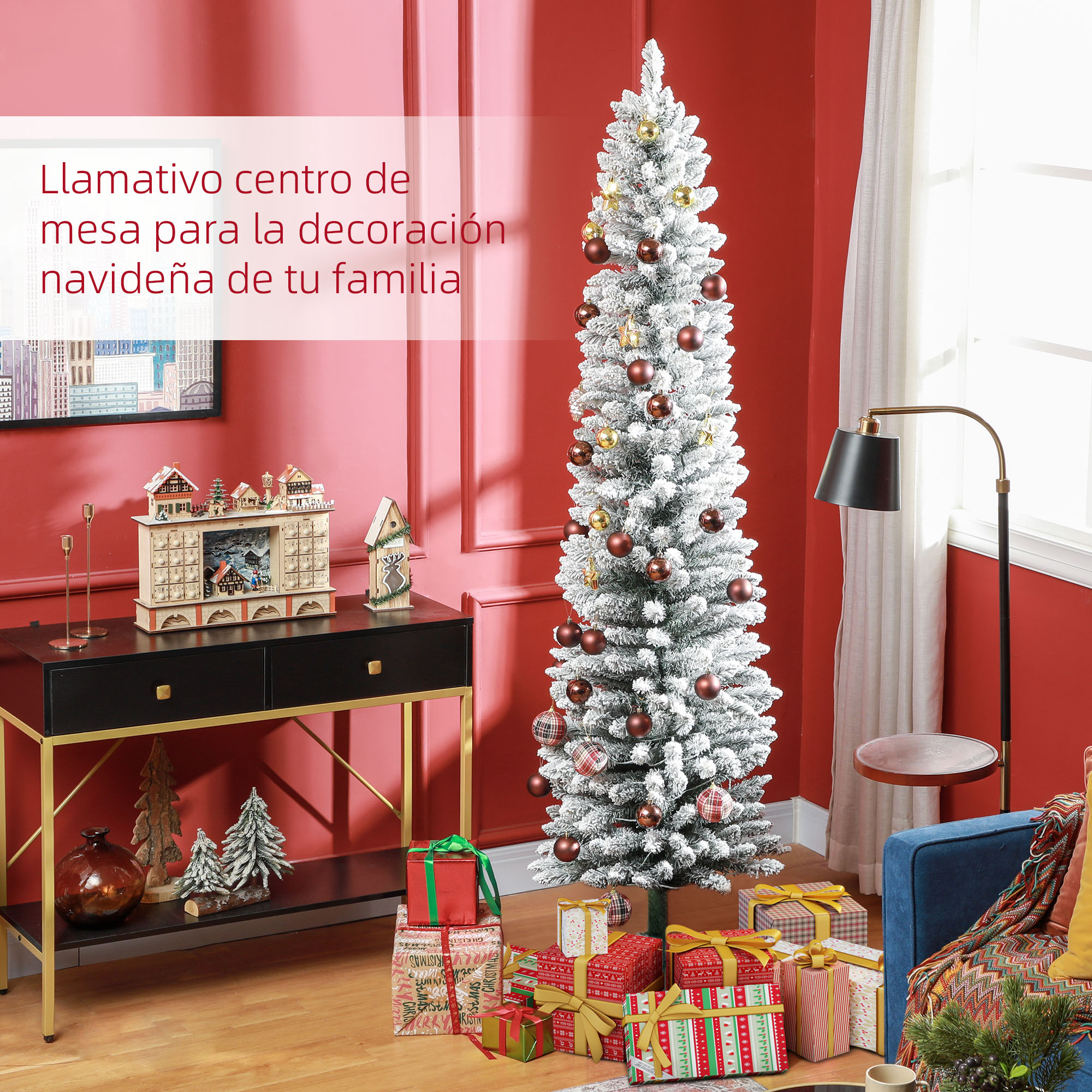 Un árbol de Navidad nevado con adornos y regalos se encuentra en una habitación con paredes rojas.