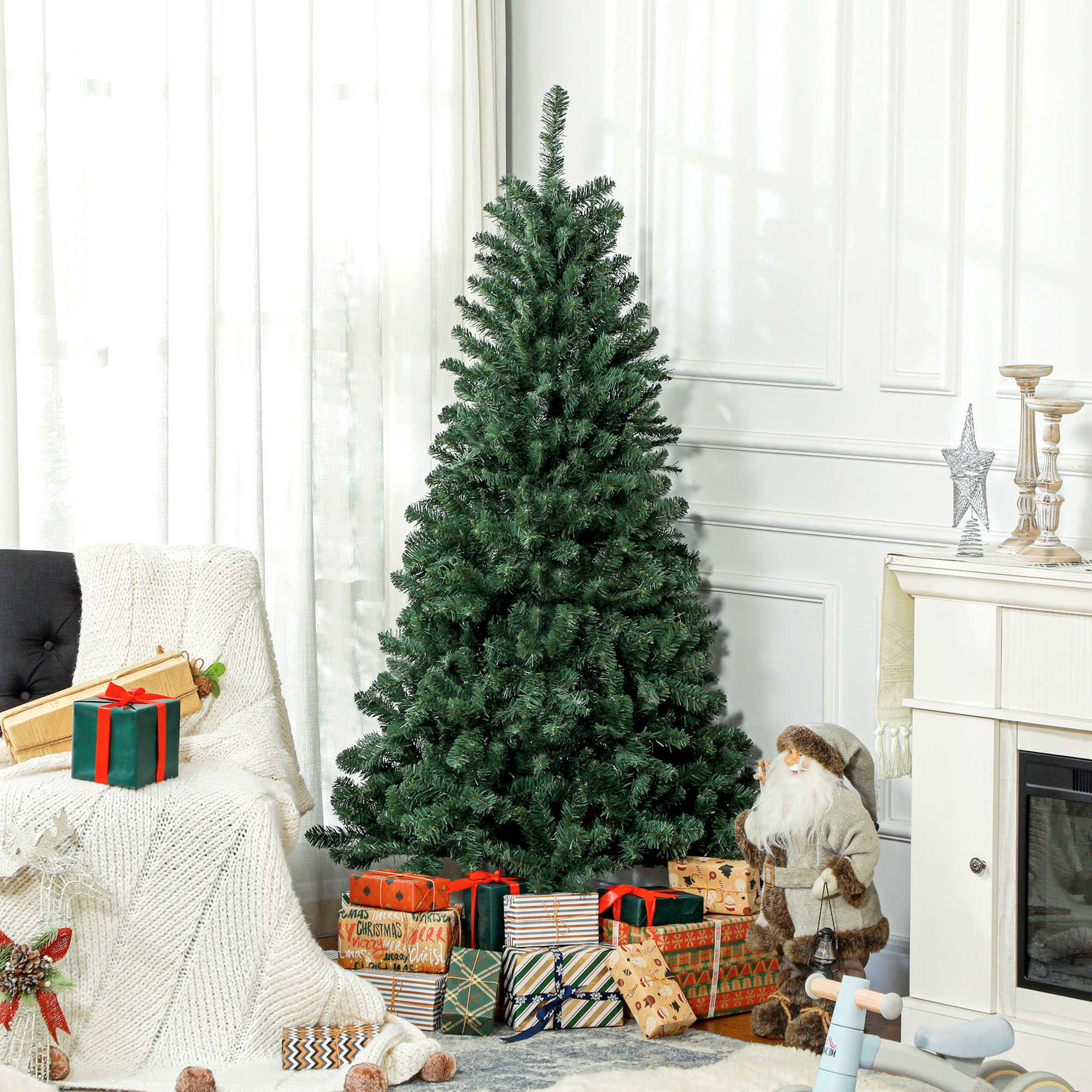 Un árbol de Navidad verde con muchos regalos envueltos se encuentra en una sala de estar brillante junto a una chimenea.