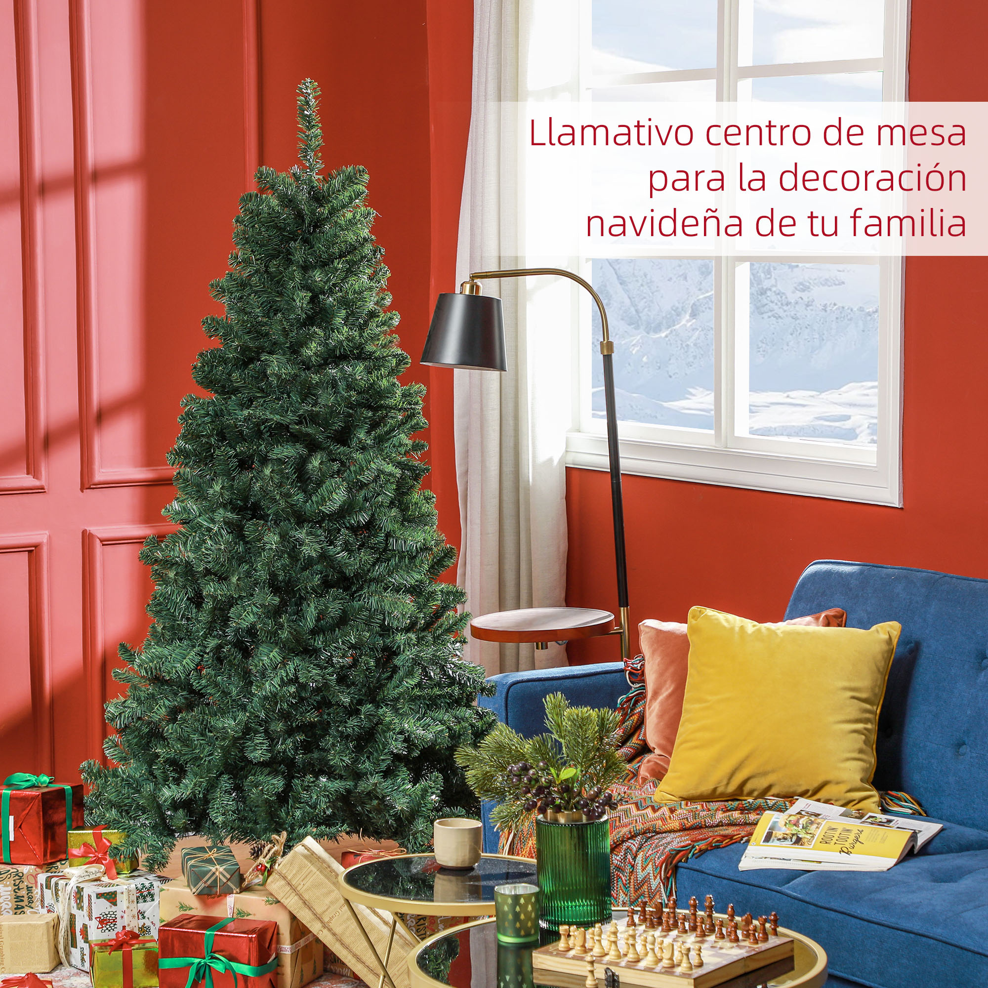 Árbol de navidad verde en una sala con pared roja, sofá azul y regalos.