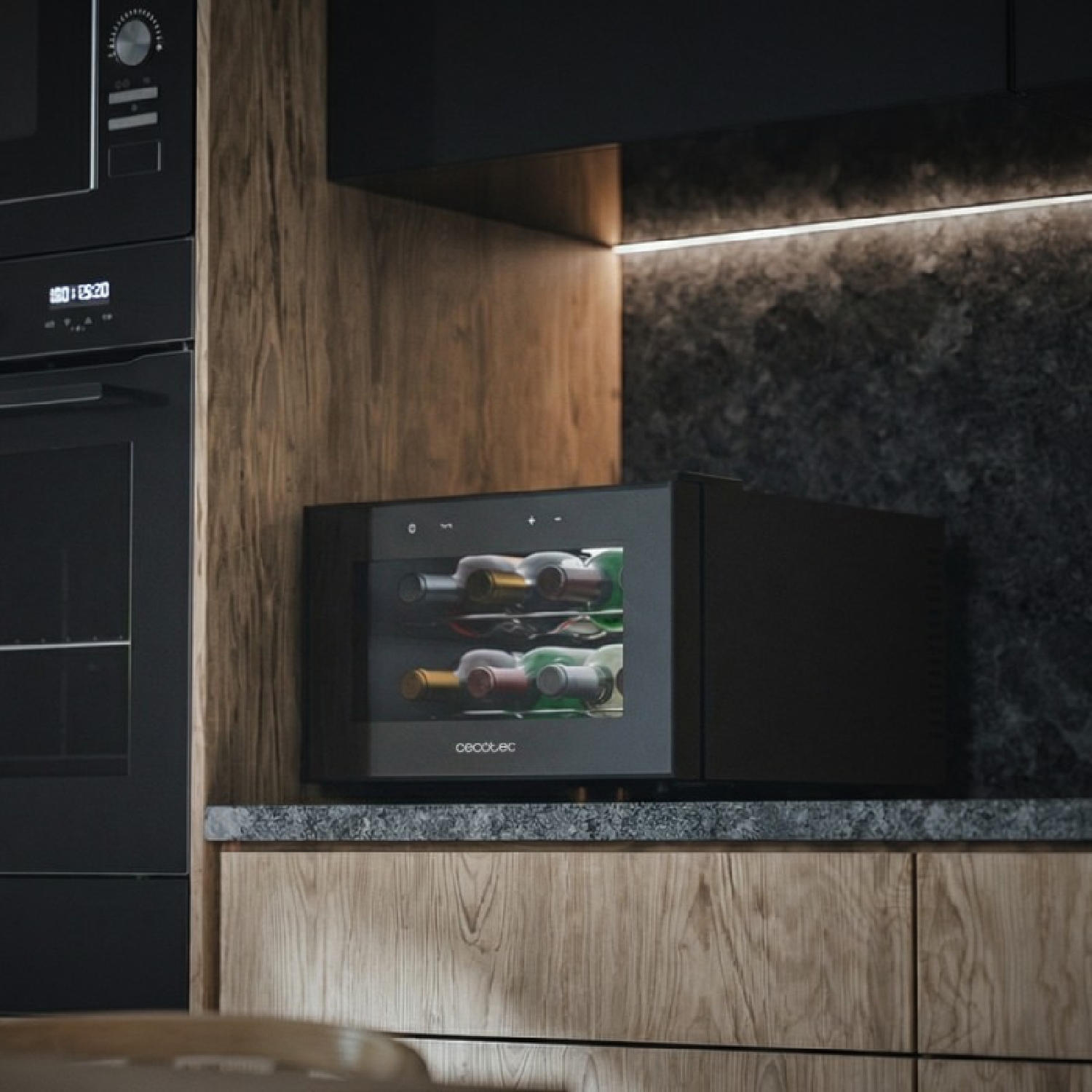 Una vinoteca negra compacta sobre una encimera en una cocina moderna.