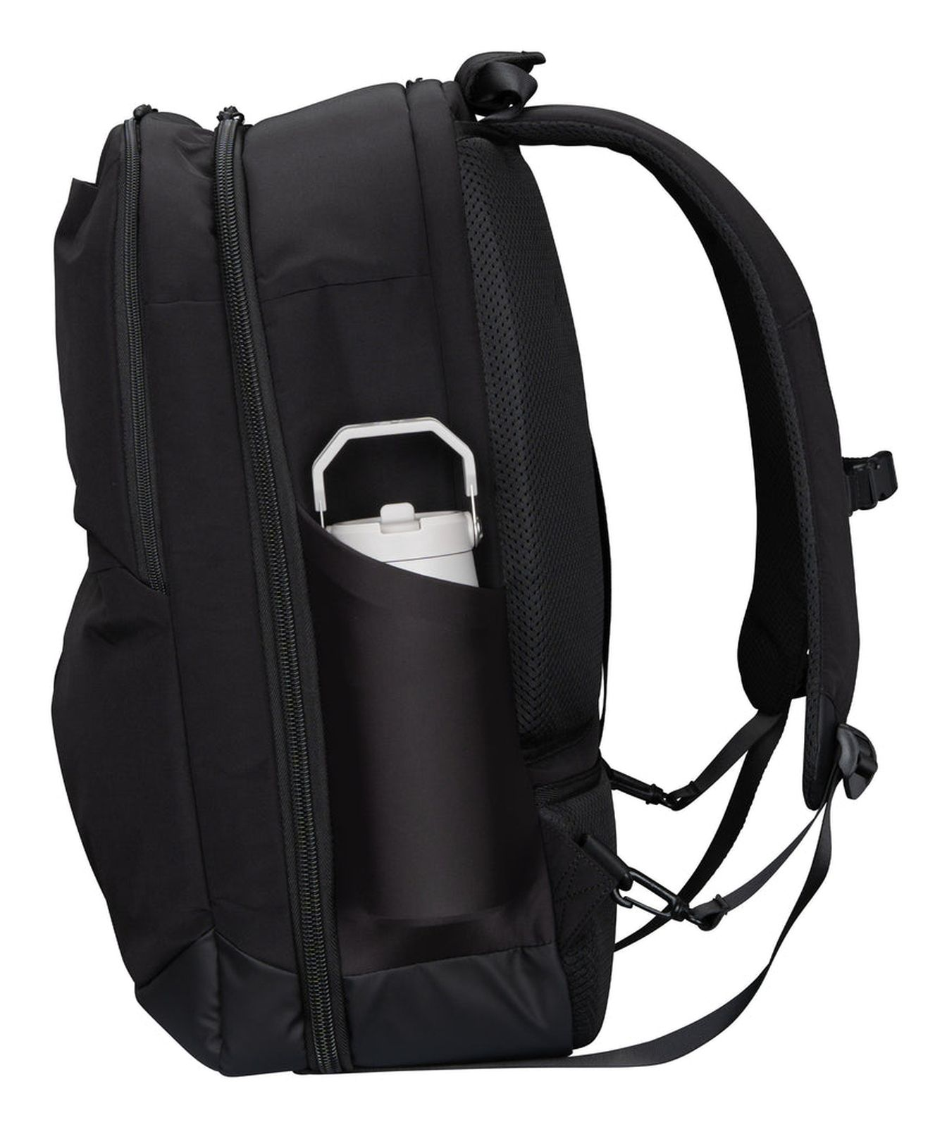 Ein schwarzer Rucksack im Profil mit einem weißen Becher in der Seitentasche vor weißem Hintergrund.