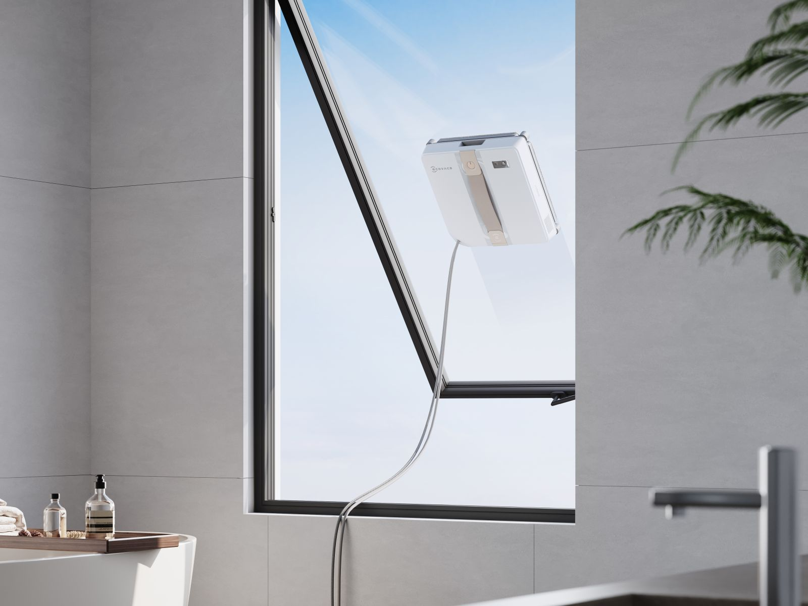 Un robot pulisci vetri bianco pulisce una grande finestra di vetro in un bagno moderno.