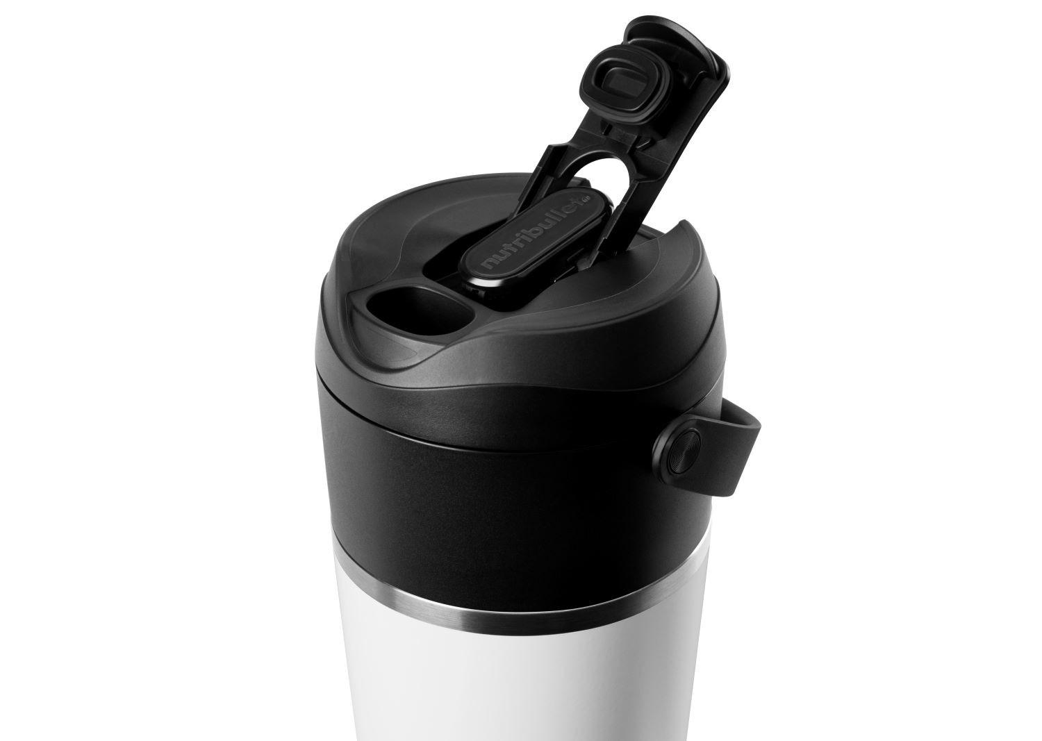 Ein weiß-schwarzer Nutribullet-Becher mit geöffnetem Deckel vor weißem Hintergrund.
