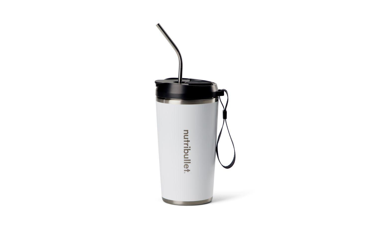 Ein weißer Nutribullet-Edelstahlbecher mit schwarzem Deckel, Strohhalm und Trageschlaufe vor weißem Hintergrund.