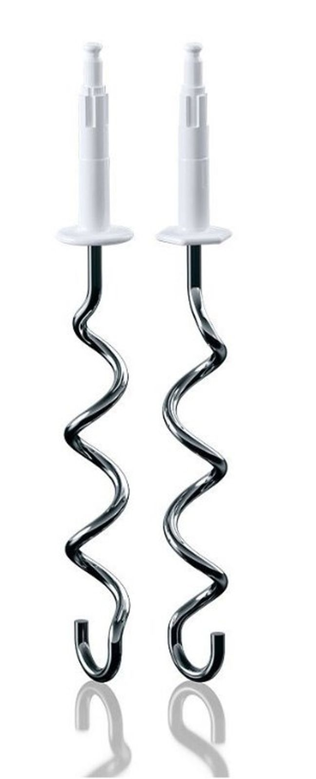 Dos accesorios de batidora manual en espiral plateados con extremos de plástico blanco sobre fondo blanco.