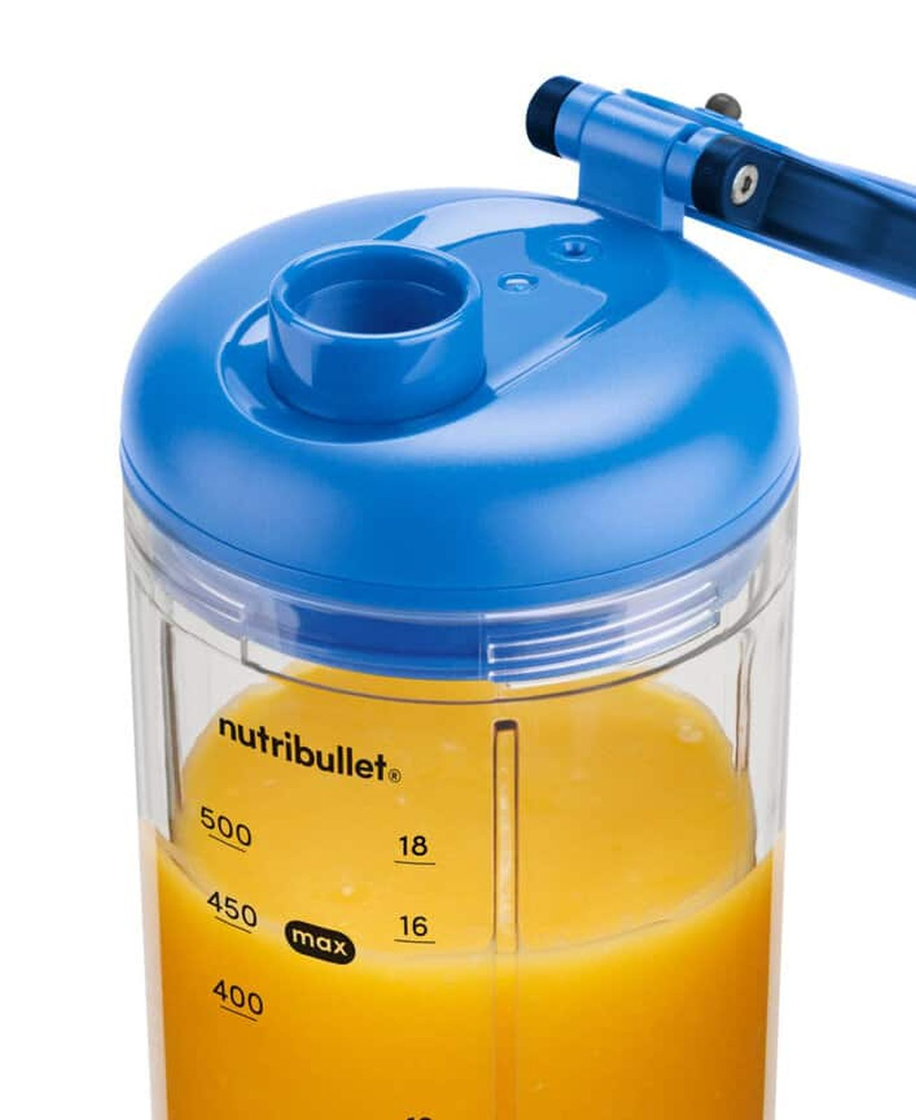 Ein klarer Nutribullet-Becher mit Messmarkierungen, gefüllt mit Orangensaft, mit blauem Deckel und Griff.