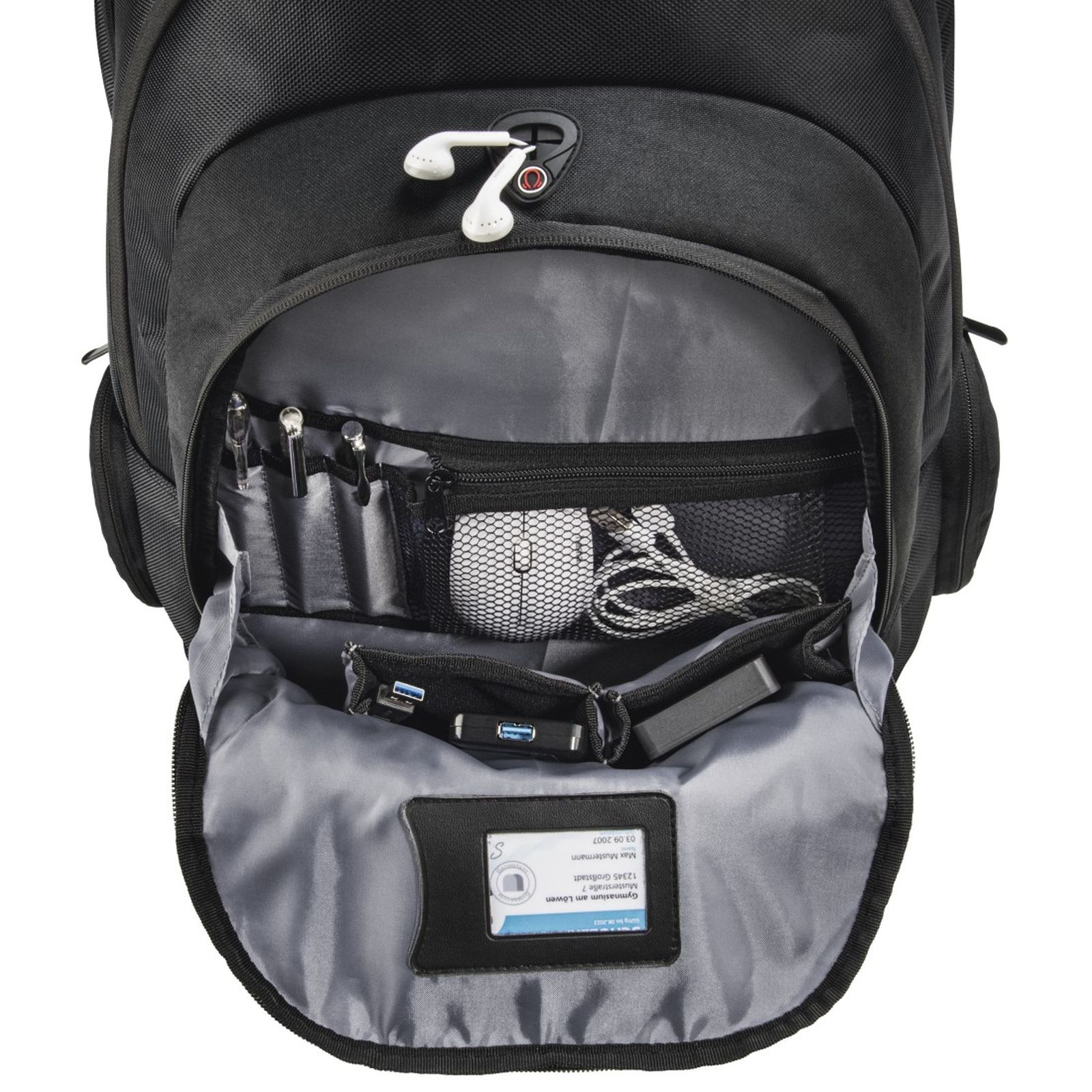 Ein schwarzer Rucksack mit offenem Fach, Stiften, Maus, Kabeln, USB-Sticks und Ausweis.