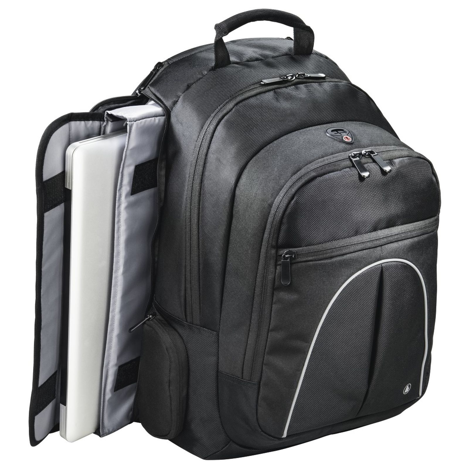 Ein schwarzer Rucksack mit mehreren Fächern, aus dessen offener Seitentasche ein silberner Laptop schaut.