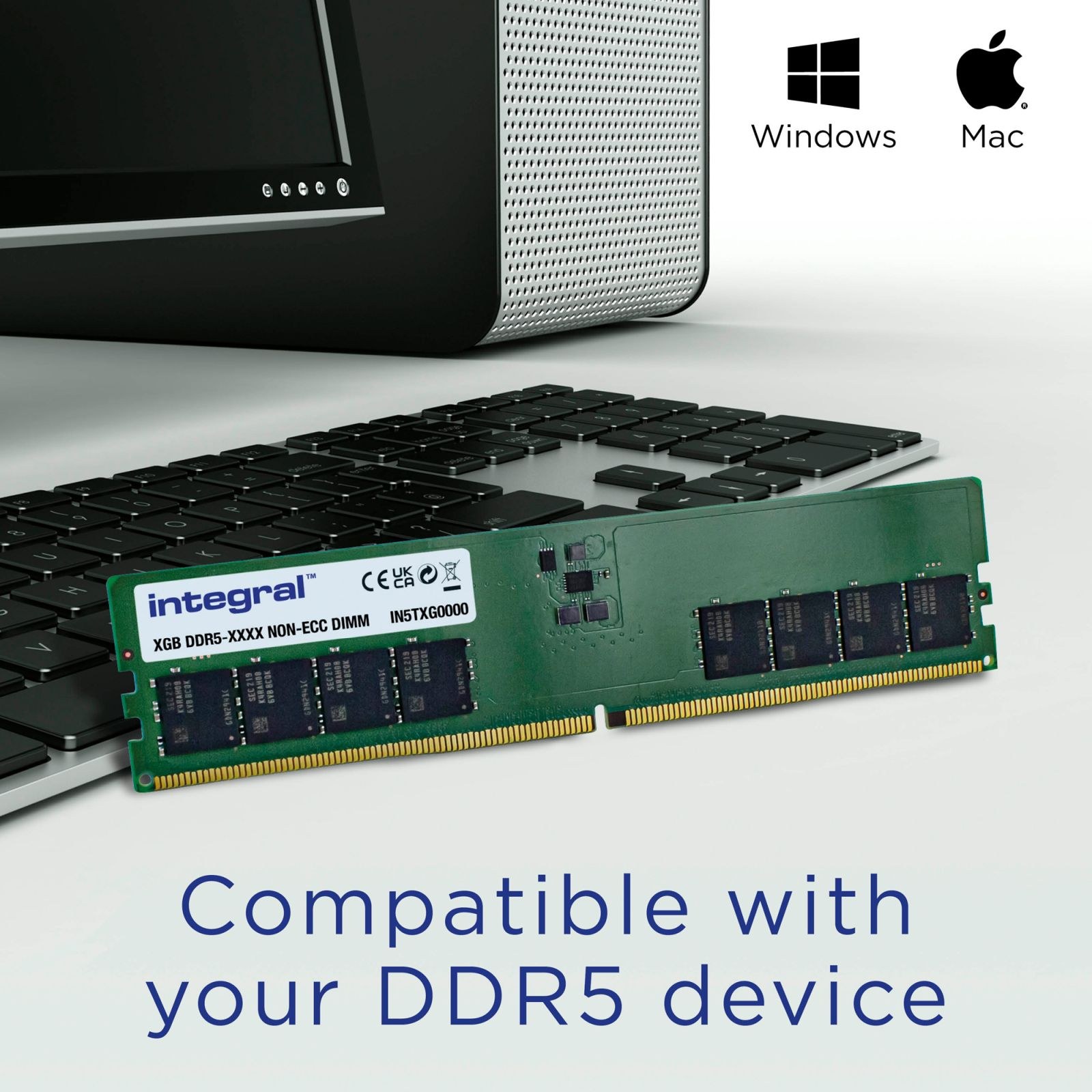 Modulo RAM DDR5 verde davanti a una tastiera e un computer, con loghi Windows e Mac.