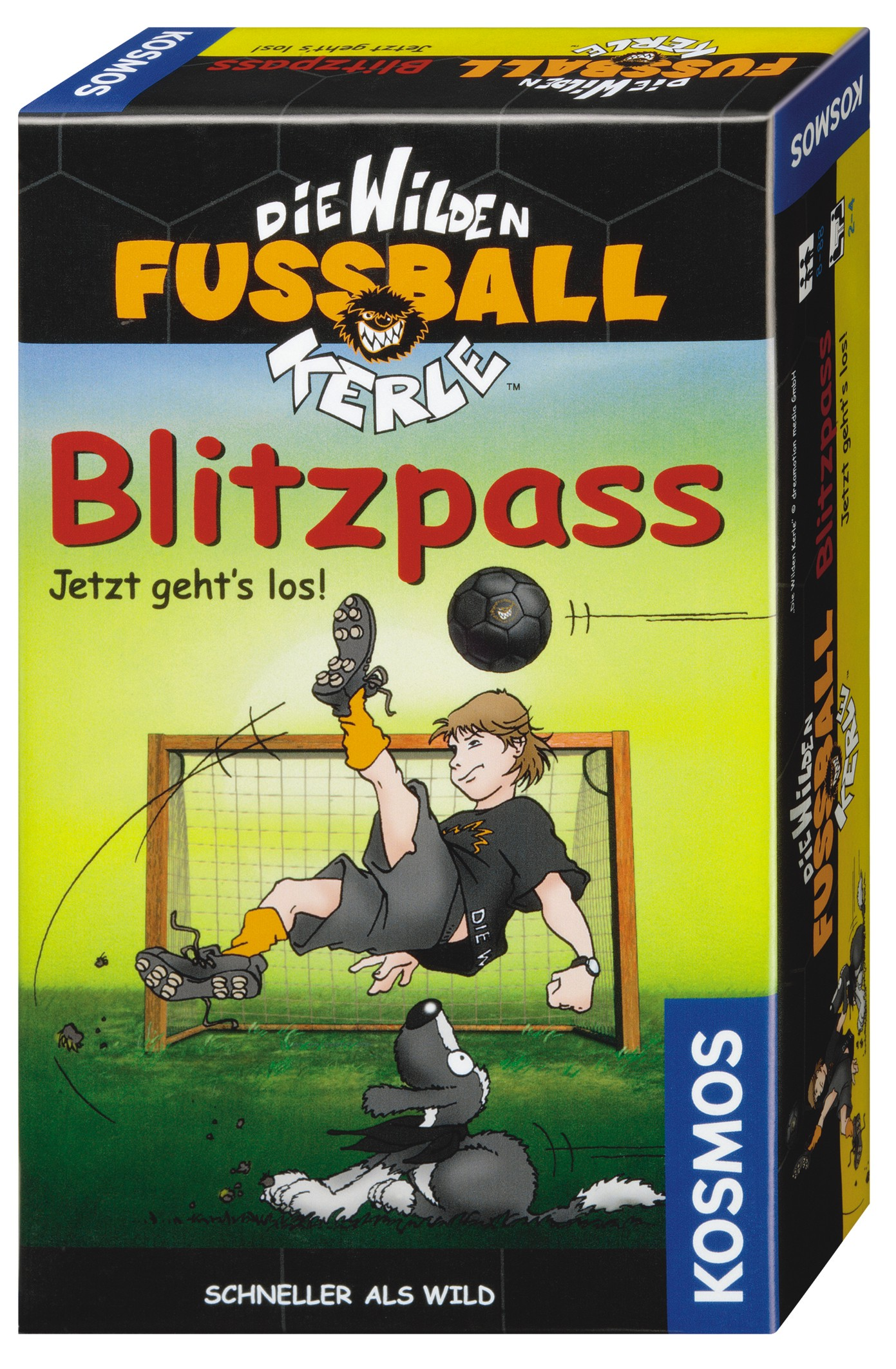 Brettspiel-Schachtel von Die Wilden Fussball Kerle Blitzpass mit Fussballspieler, Tor und Hund vor grünem Hintergrund.
