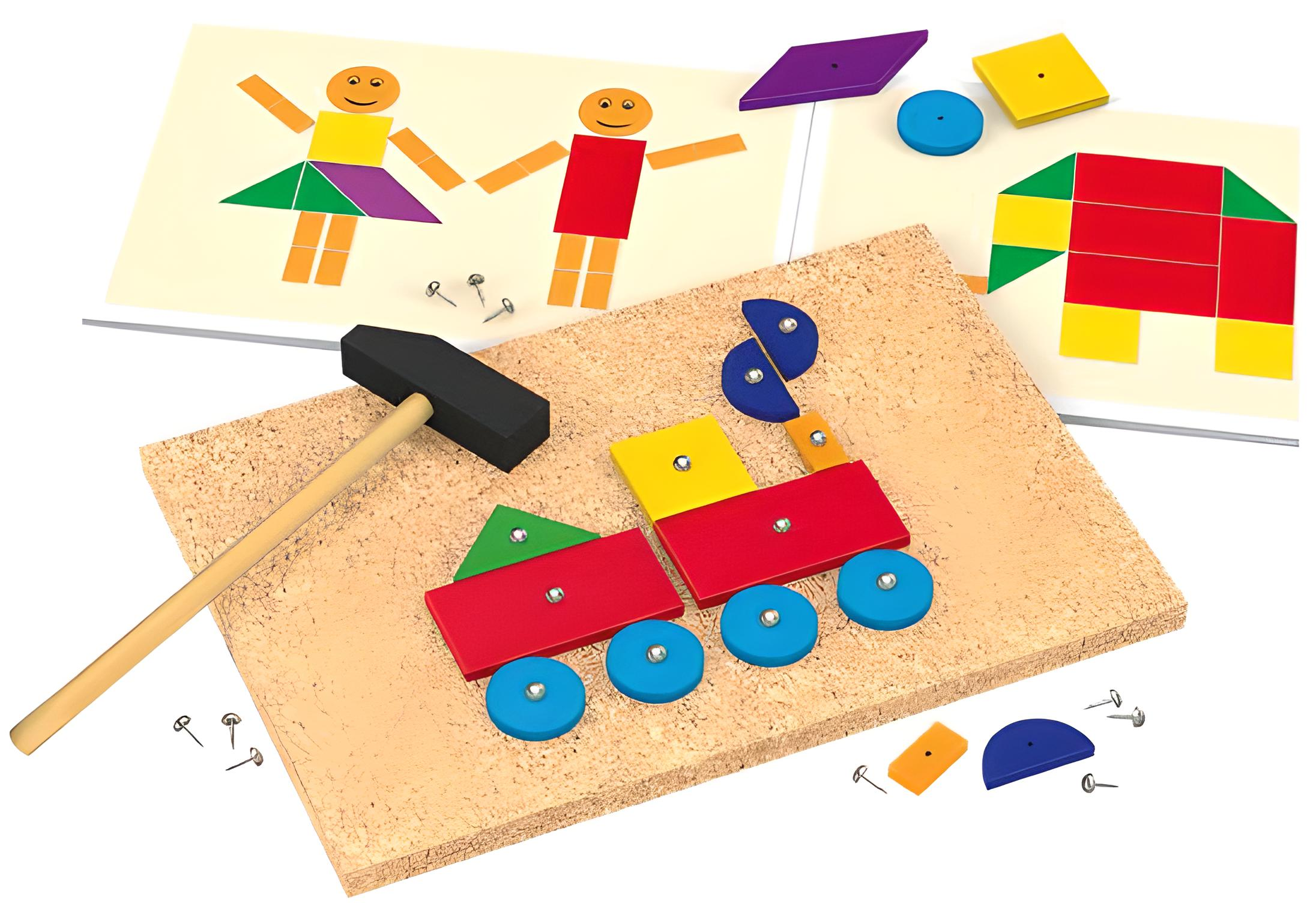 Buntes Holzspielzeug mit Korkplatte, Hammer, Nägeln und geometrischen Formen, die eine Lokomotive bilden.