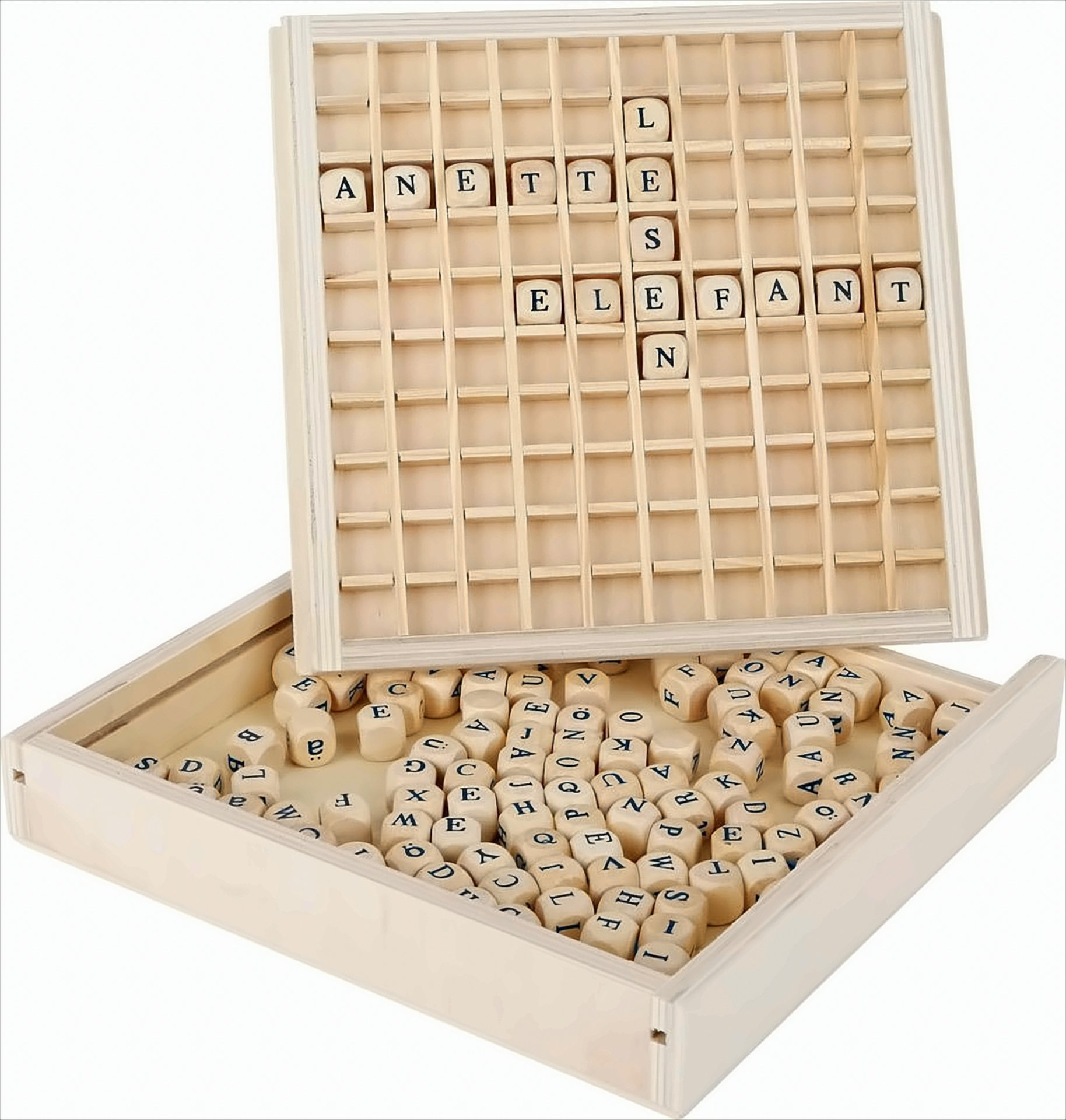 Ein Holzbrettspiel mit aufgesteckten Buchstabenwürfeln, die Wörter bilden, und einer Kiste voller loser Holzwürfel.