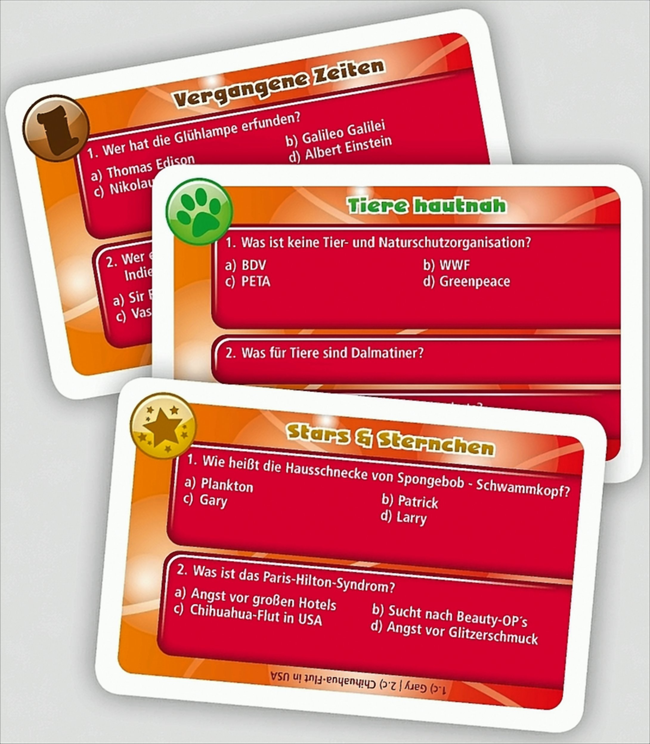Drei orangefarbene Quizkarten mit deutschen Fragen und Antwortmöglichkeiten in roten Feldern.