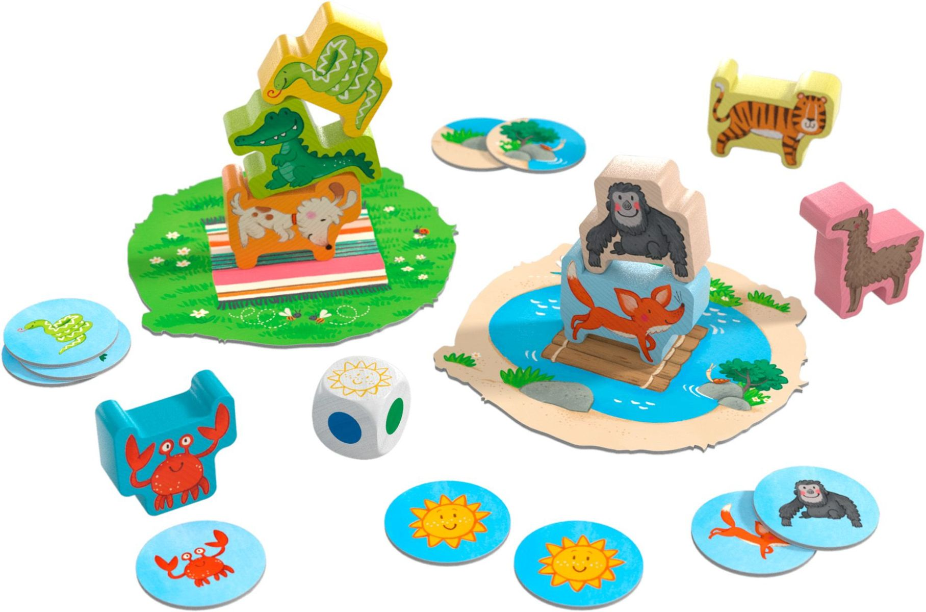 Buntes Kinderspiel mit Stapelfiguren, Tierplättchen, Spielteppichen und einem farbigen Holzwürfel auf weißem Grund.