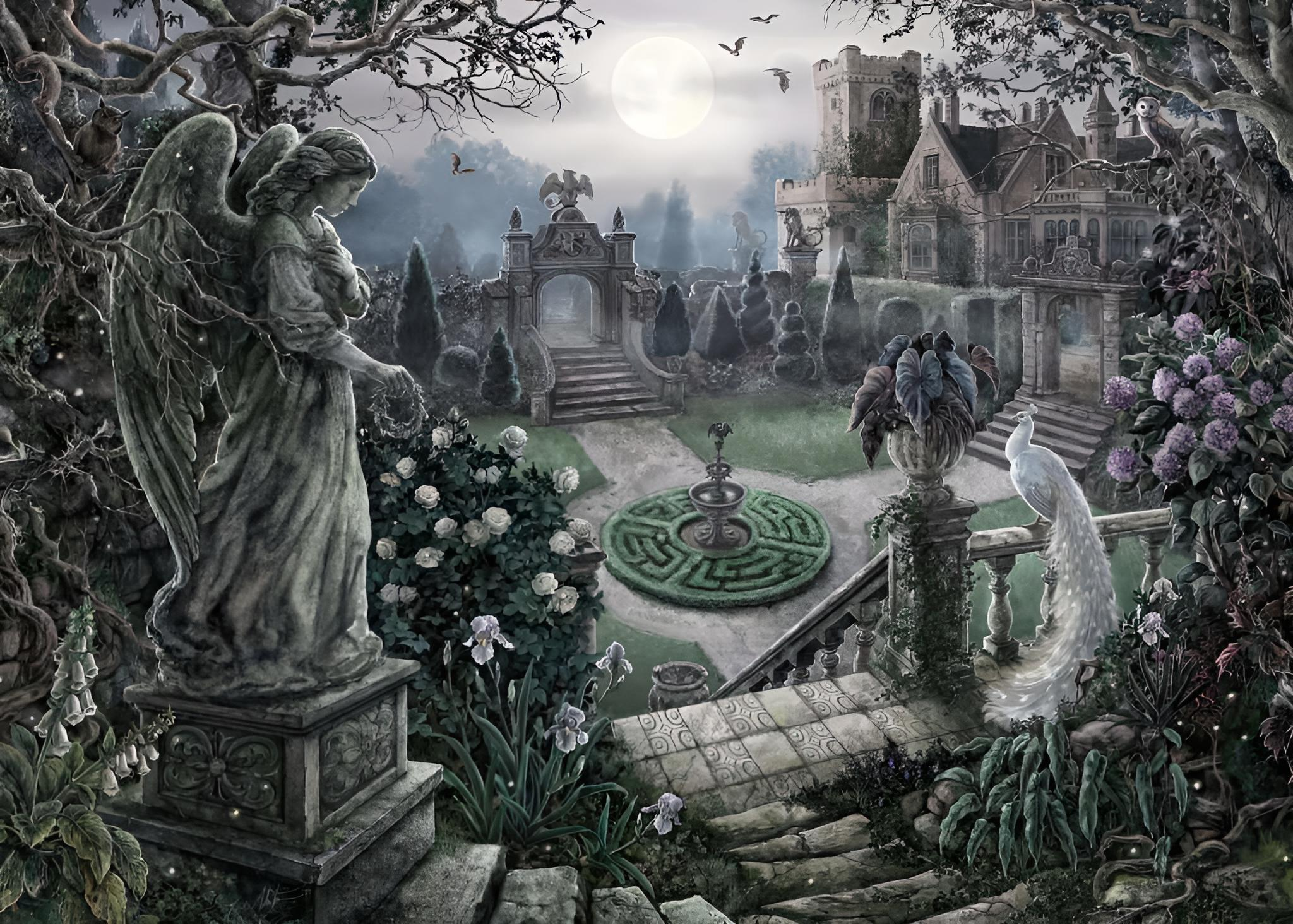 Mond beschienener Garten mit Engeltatue, weißem Pfau, Blumen und alten Schloss im Hintergrund.