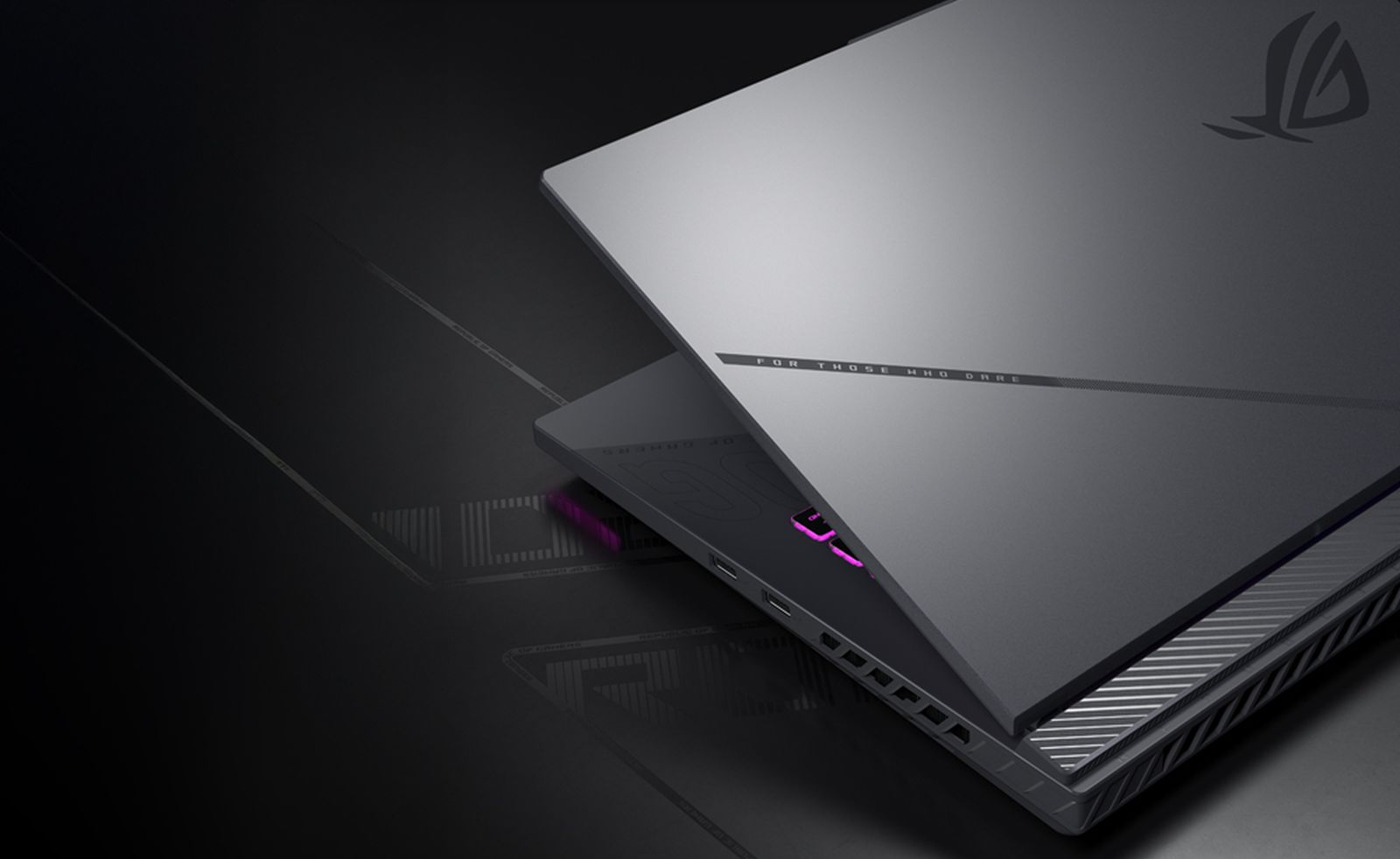 Ein grauer Gaming-Laptop mit geschlossener Abdeckung und sichtbaren Anschlüssen.