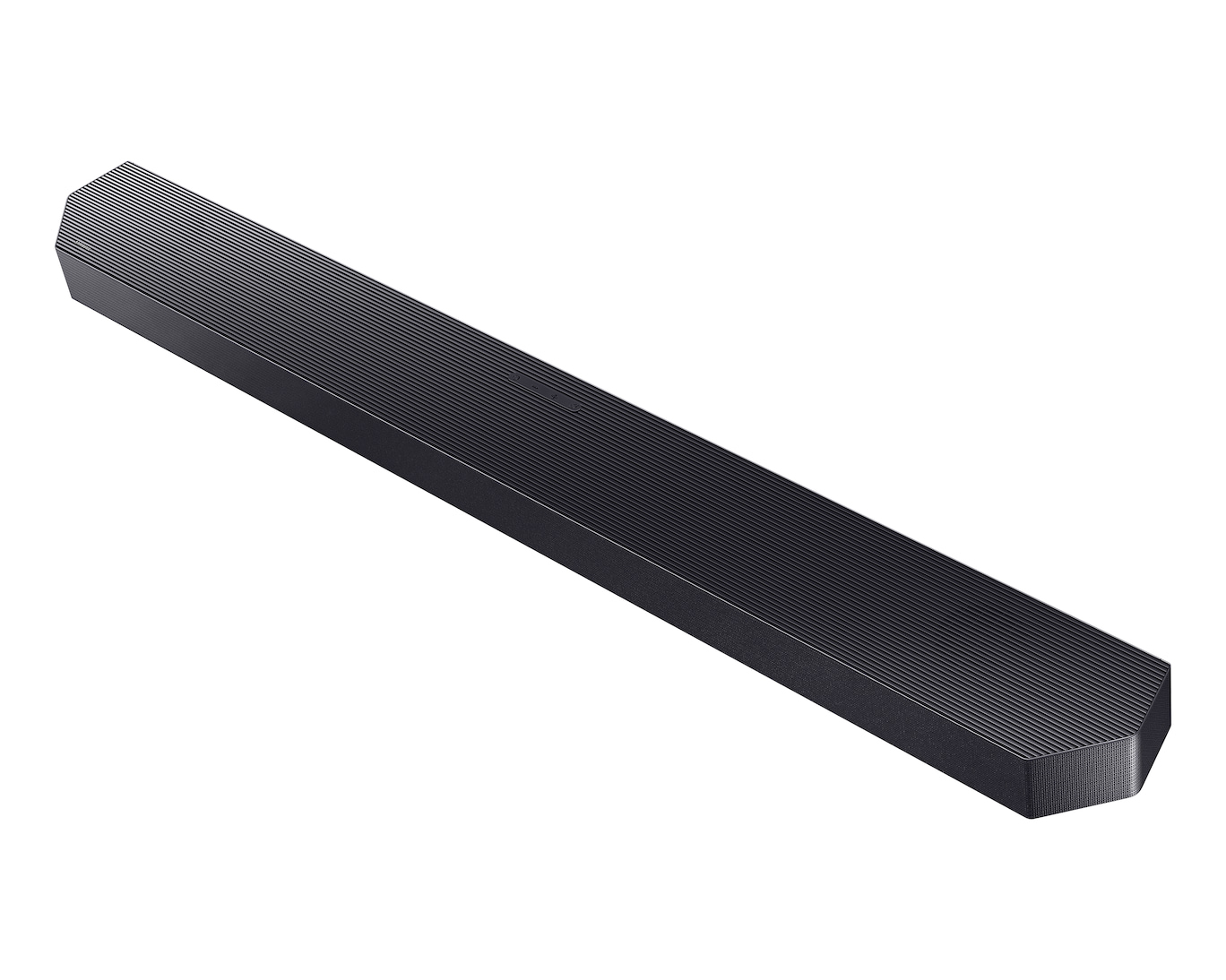 Una soundbar nera e lunga con sottili scanalature sulla parte superiore su sfondo bianco.