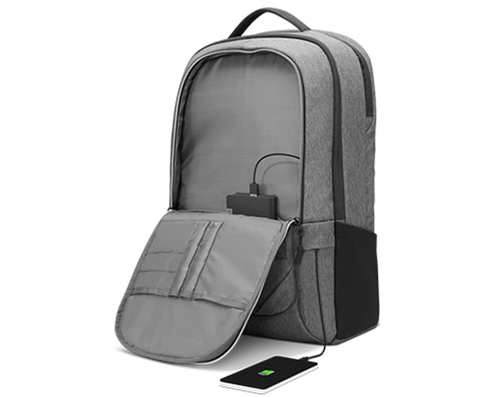 Mochila gris con compartimento abierto, batería externa integrada y cable de carga conectado a un smartphone.