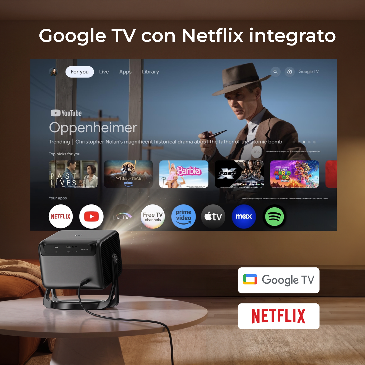 Un proiettore nero su un tavolo proietta un'interfaccia Google TV.
