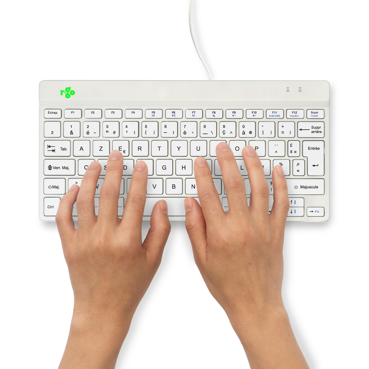 Manos escribiendo en un teclado AZERTY blanco y compacto sobre un fondo liso.