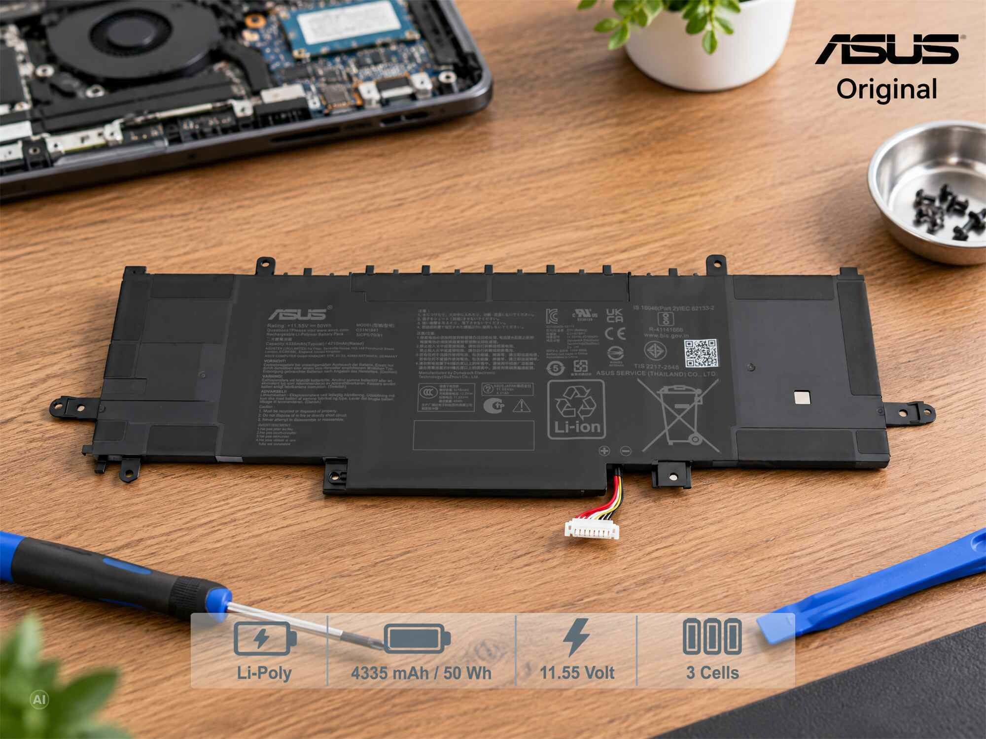 Ein ASUS Laptop-Akku liegt auf einem Holztisch mit Werkzeugen, mit Spezifikationen wie Li-Ion, 50 Wh, 11,55V und 3 Zellen.
