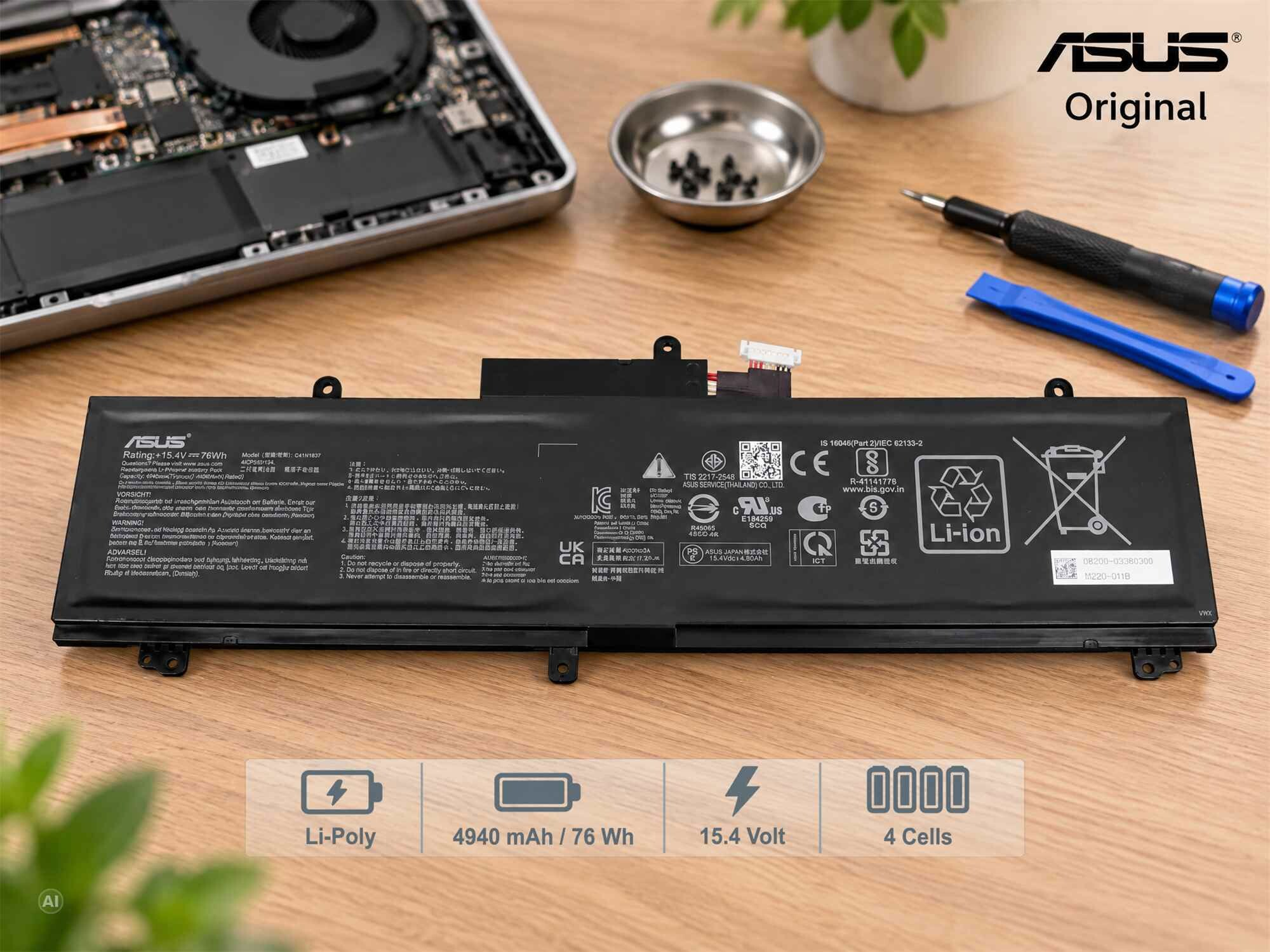 Laptop-Akku mit technischen Daten und Reparaturwerkzeugen auf Holztisch.