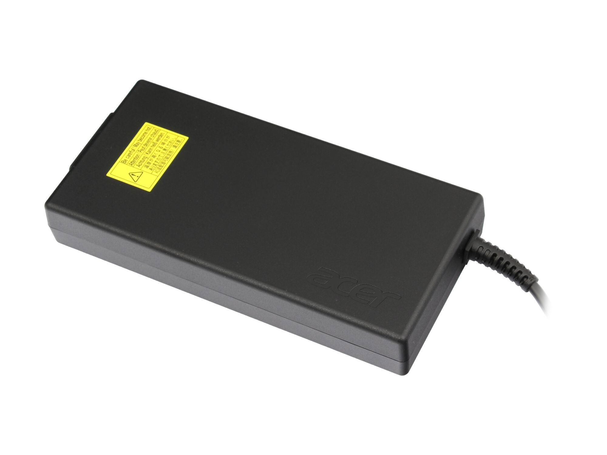 Ein schwarzes Acer-Laptop-Netzteil mit gelbem Warnschild und angeschlossenem Kabel vor weißem Hintergrund.