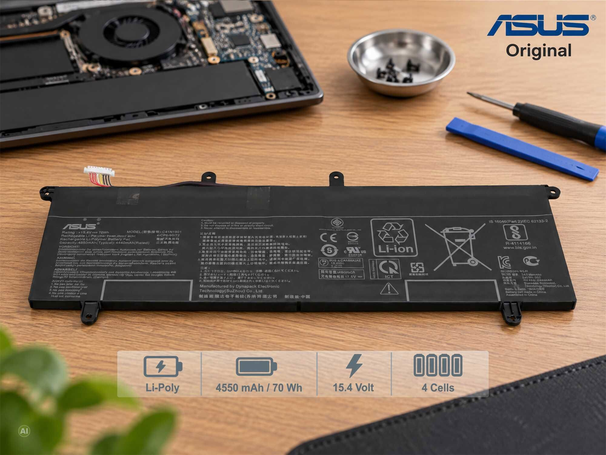 Ein ASUS Original-Laptop-Akku mit Werkzeugen und Laptop auf einem Holztisch.