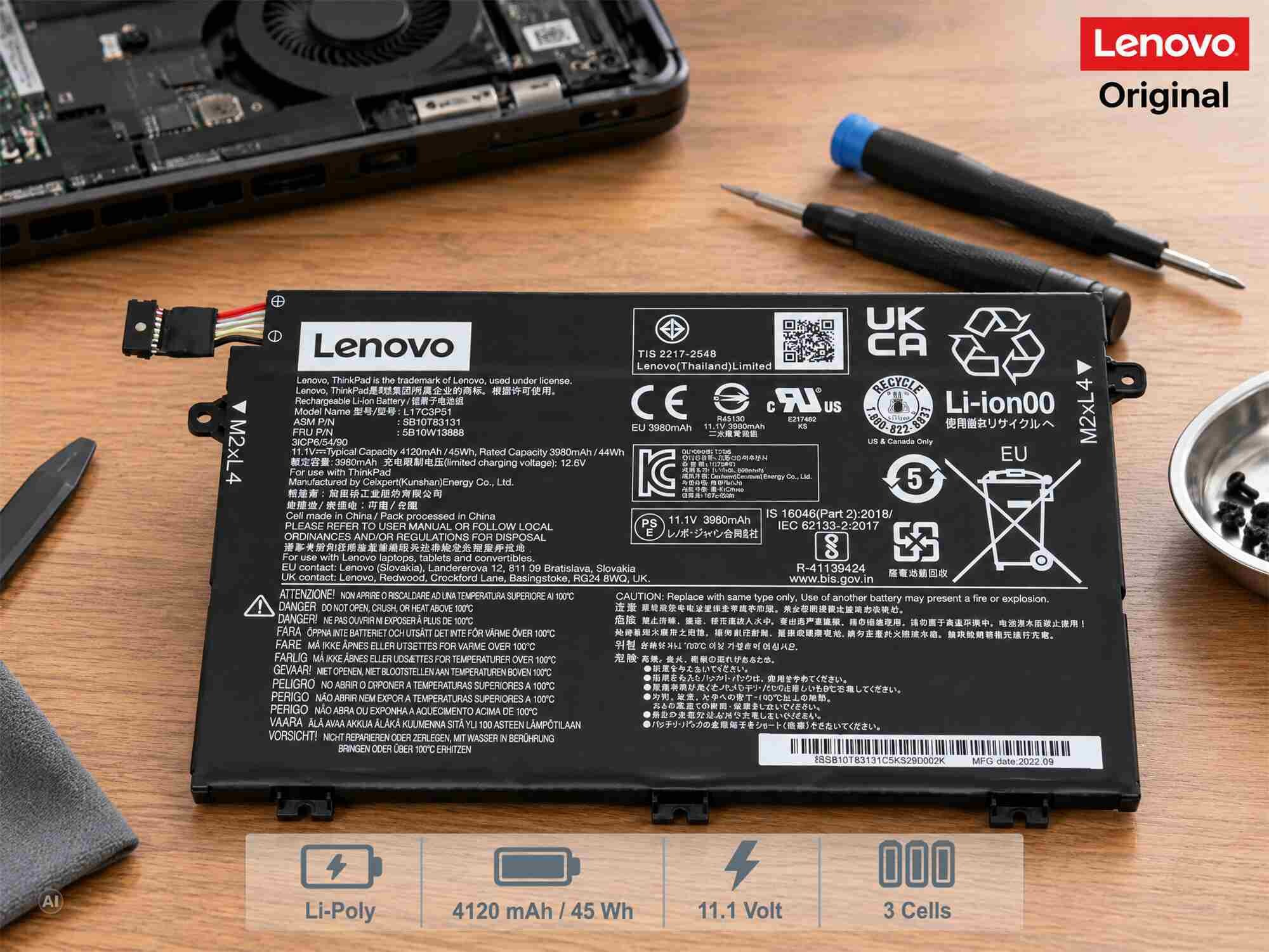 Lenovo Laptop-Akku mit Sicherheitswarnungen, CE-Zertifizierung und Spezifikationen in Nahaufnahme.