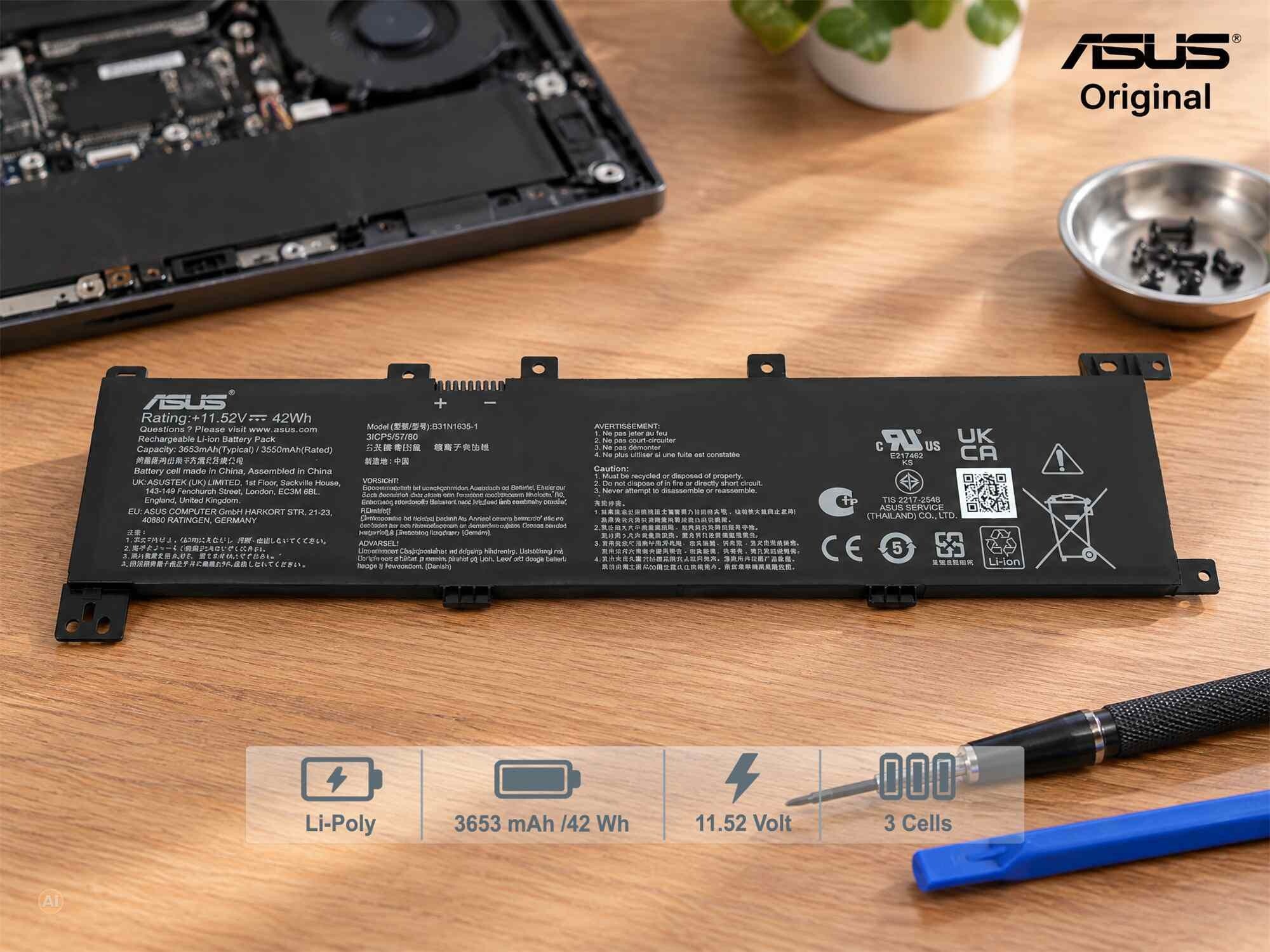 Eine schwarze Asus Original Laptop-Batterie mit technischen Daten, umgeben von Reparaturwerkzeugen auf einer Holzoberfläche.
