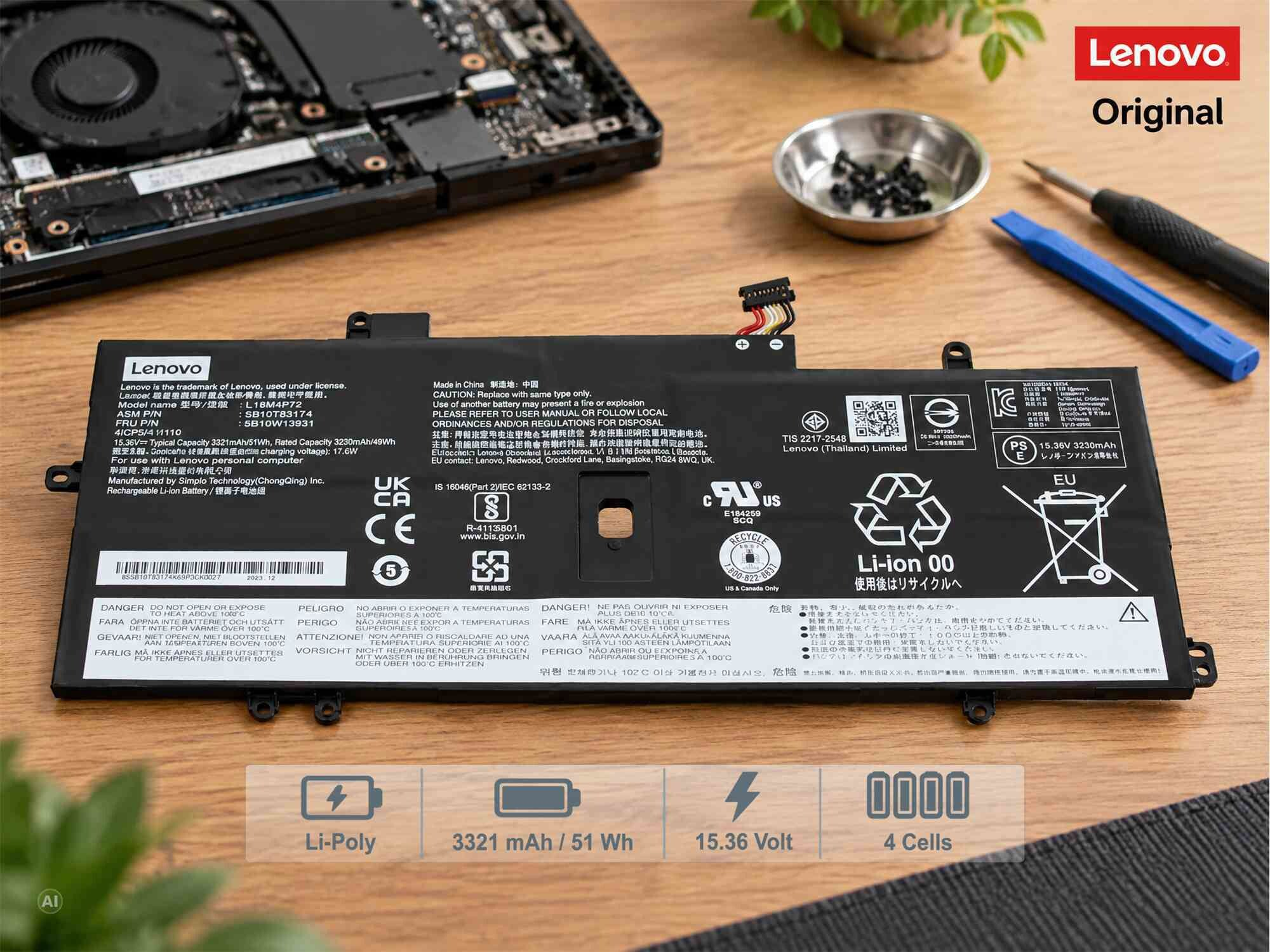Ein Lenovo-Original-Laptop-Akku liegt auf einer Werkbank neben Werkzeugen.