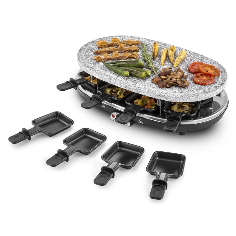 Una raclette con piastra in pietra cuoce pancetta, verdure e funghi, con diverse padelline disposte davanti.