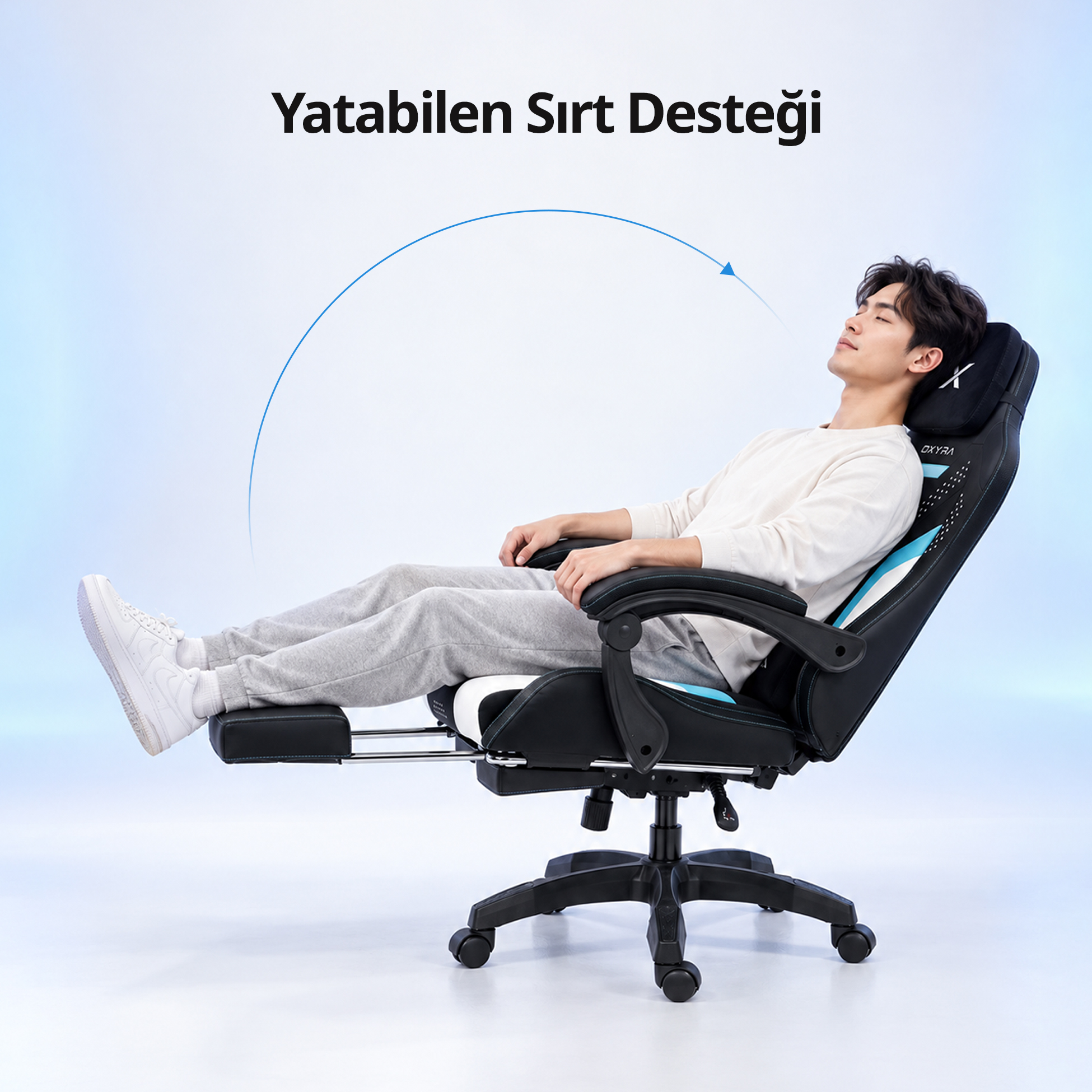 Mavi arka planda, uzatılmış ayak dayama yeri olan siyah-beyaz oyuncu koltuğunda dinlenen bir adam.