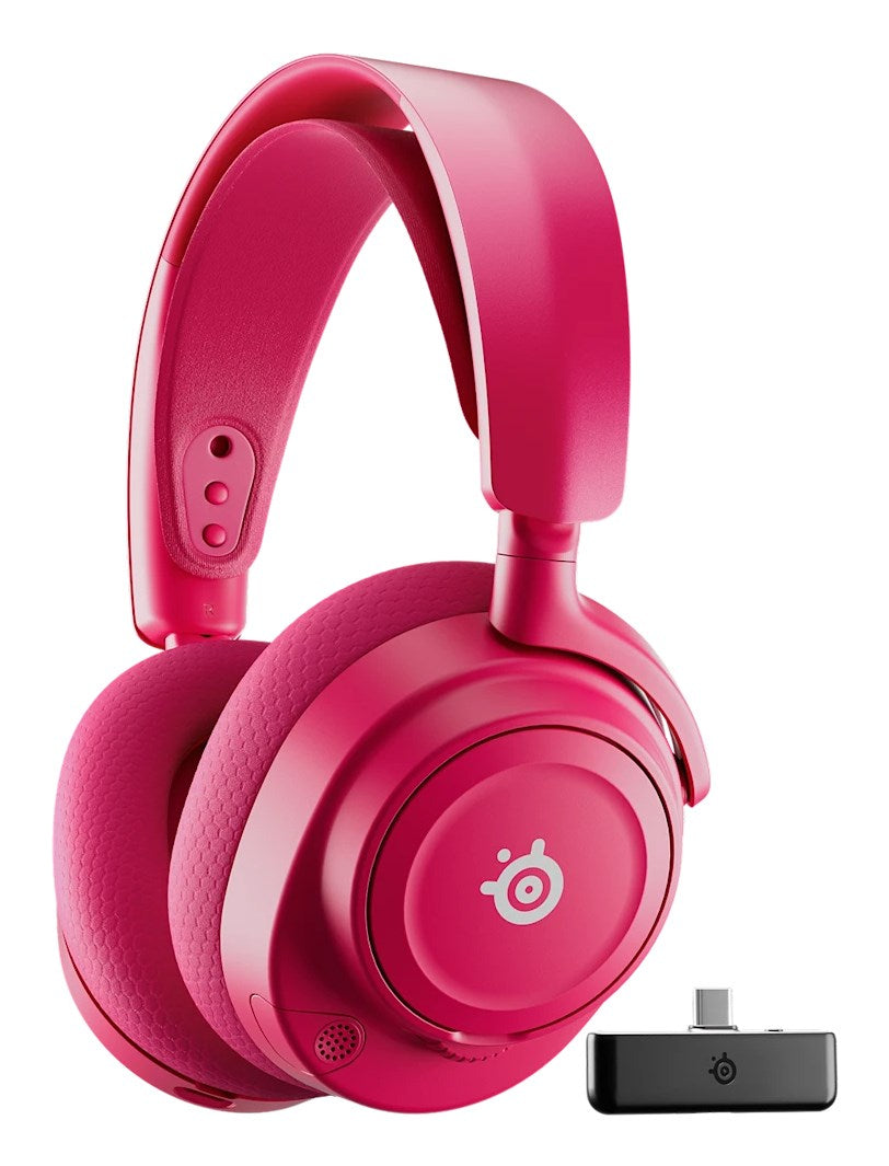 Cuffie over-ear wireless rosa con logo e un piccolo dongle USB-C nero su sfondo bianco.