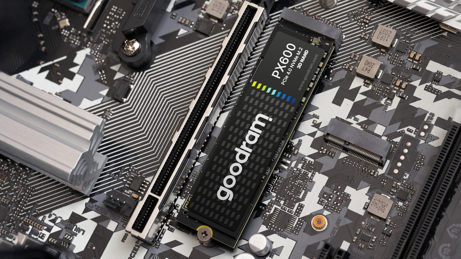 Eine Goodram PX600 NVMe M.2 SSD auf einem gemusterten Mainboard mit metallischen Kühlkörpern.