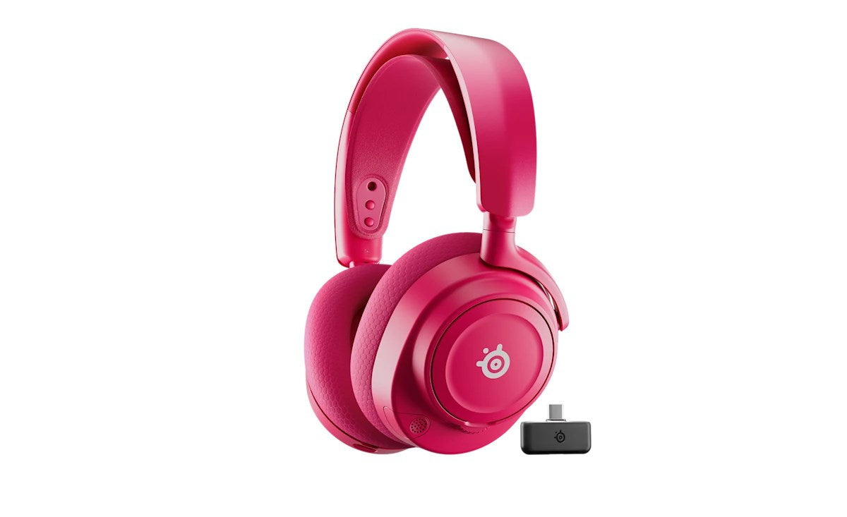 Cuffie over-ear wireless rosa con un piccolo ricevitore USB-C nero su sfondo bianco.