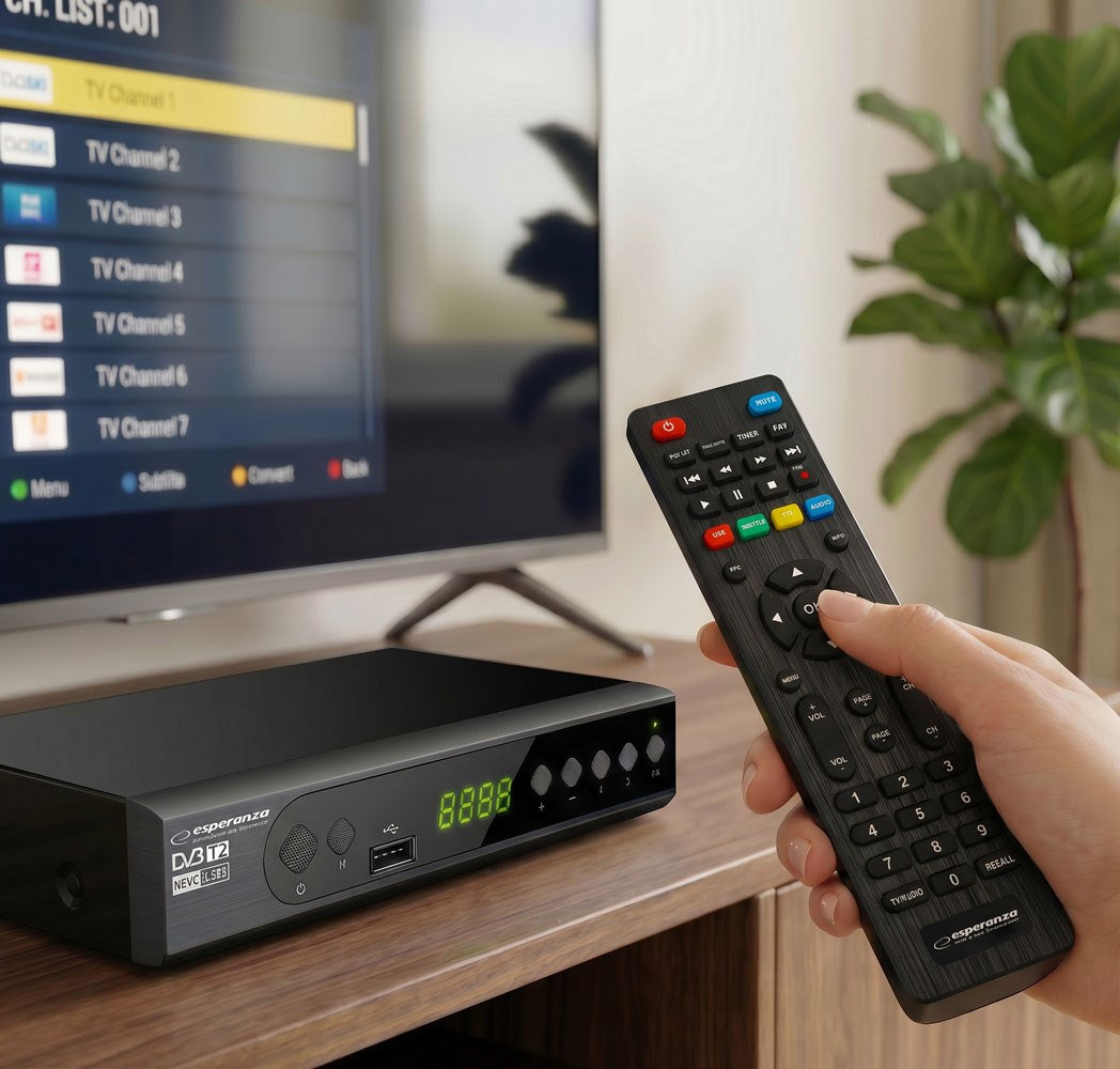 Eine Hand hält eine Fernbedienung vor einen Fernseher und eine Set-Top-Box.