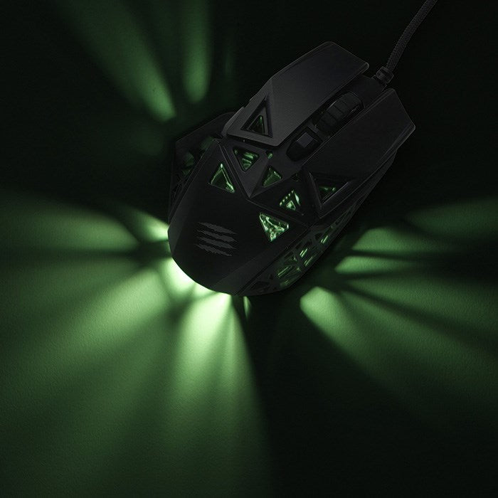 Eine schwarze Gaming-Maus mit eckigem Design leuchtet grün von innen und wirft Lichtstrahlen auf eine dunkle Oberfläche.