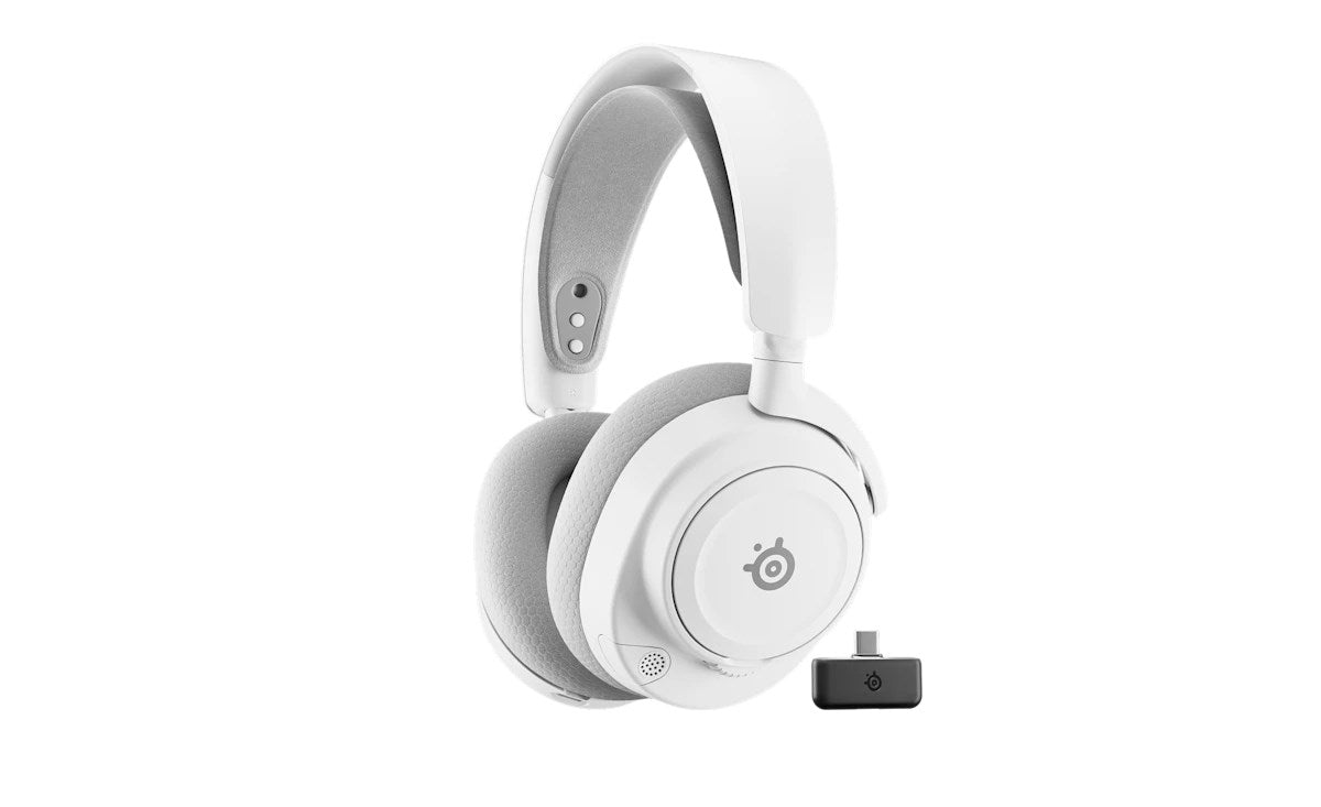 Auriculares supraurales blancos para juegos con diadema y un dongle USB-C sobre fondo blanco.