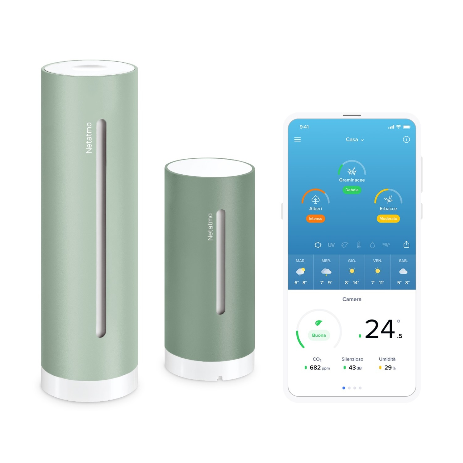 Dos dispositivos cilíndricos verdes Netatmo y un teléfono con aplicación del clima sobre fondo blanco.