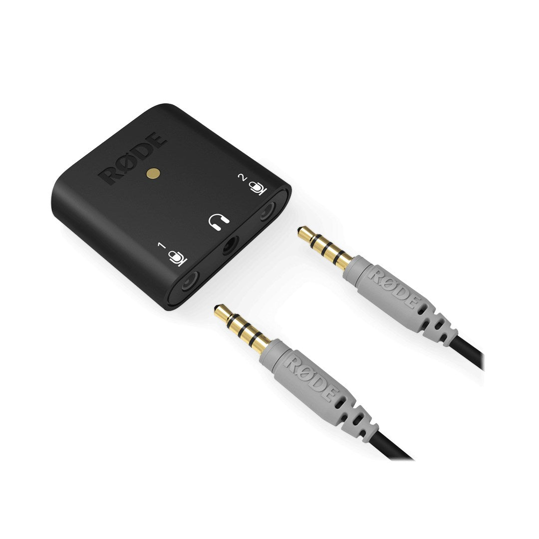 Ein schwarzer Rode Audio-Adapter mit zwei Klinkenkabeln und goldnen Anschlüssen auf weißem Grund.