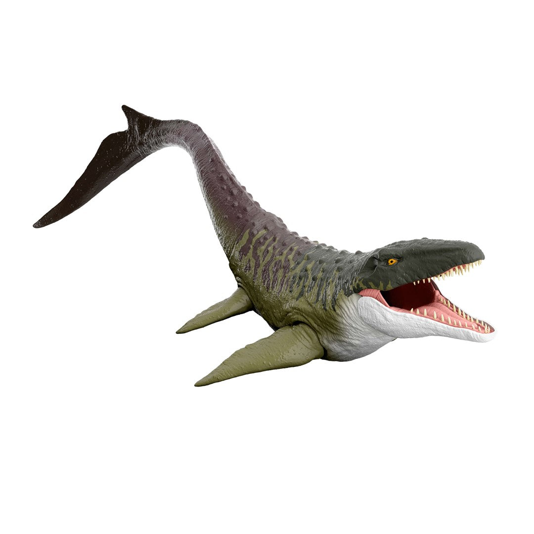 Eine Spielzeugfigur eines Mosasaurus mit offenem Maul auf weißem Hintergrund.