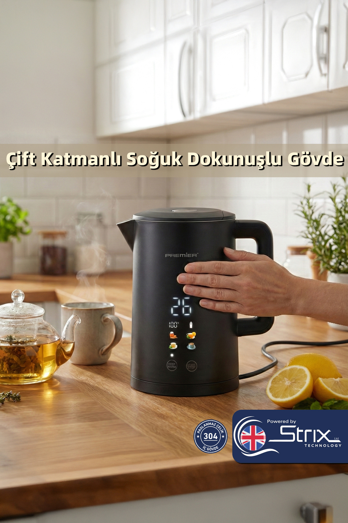 Bir el, tezgah üzerindeki dijital ekranlı modern siyah su ısıtısına dokunuyor.