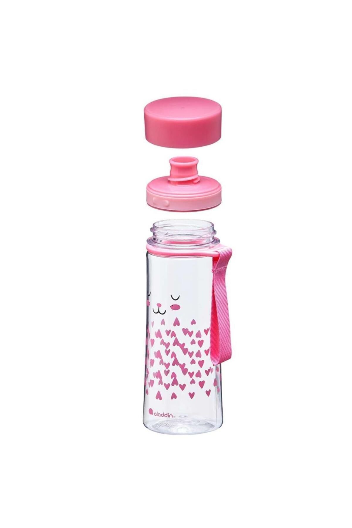 Pembe kalpli, askılı ve beyaz arka planda ayrılmış pembe kapaklı şeffaf matara.