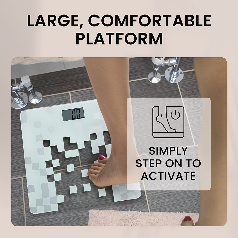 Un pied marchant sur une balance numérique sur des carreaux gris, avec le texte 'SIMPLY STEP ON TO ACTIVATE'.