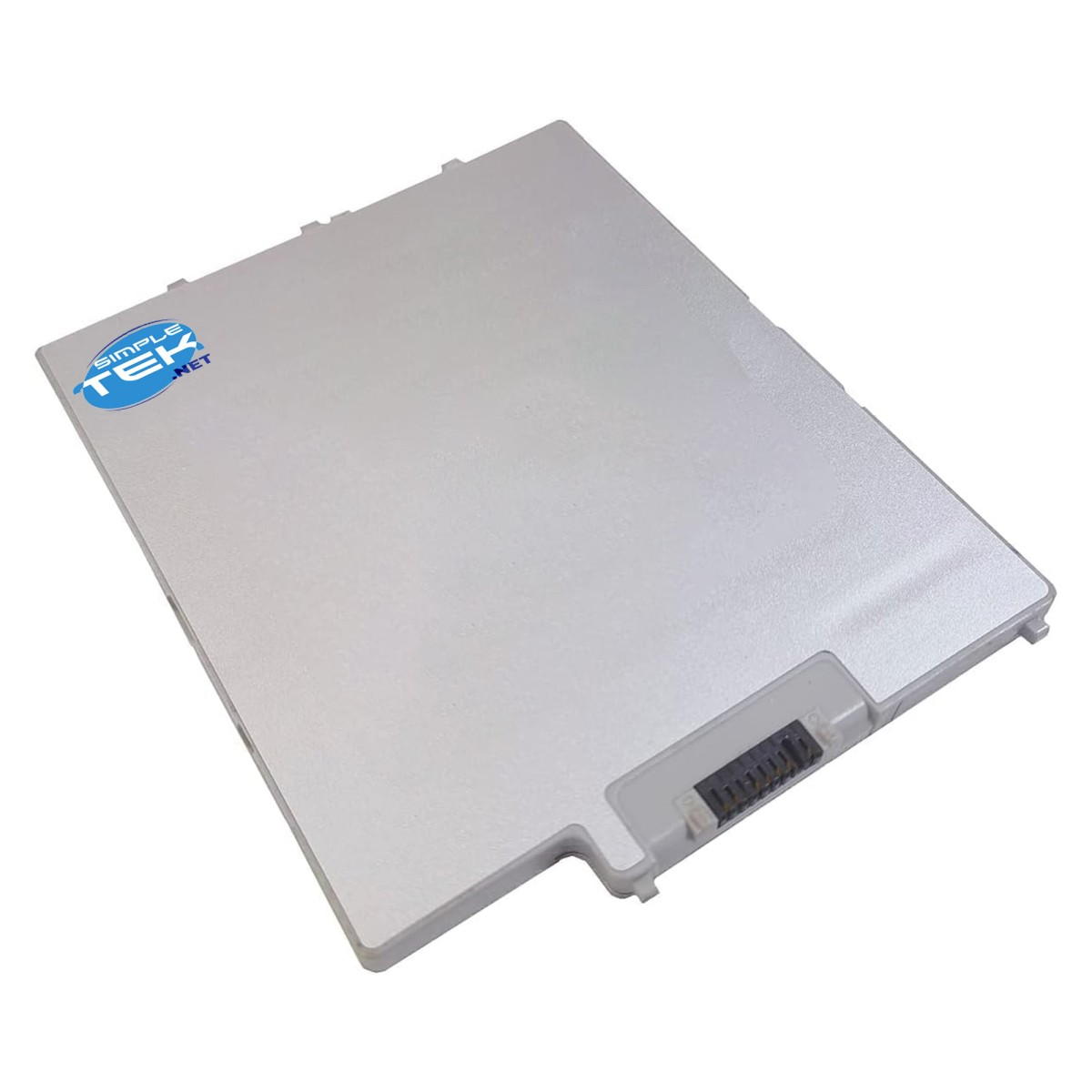 Una batteria per laptop argentata con pin di collegamento si trova su una superficie bianca, con un logo blu.