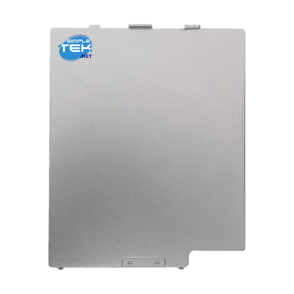 Un coperchio per batteria per laptop rettangolare argentato con clip sui bordi e un logo blu nell'angolo in alto a sinistra.