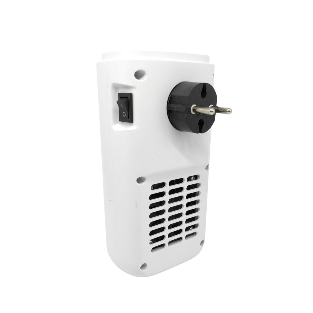 Calefactor de enchufe blanco con enchufe negro, interruptor lateral y rejilla de ventilación frontal sobre fondo blanco.
